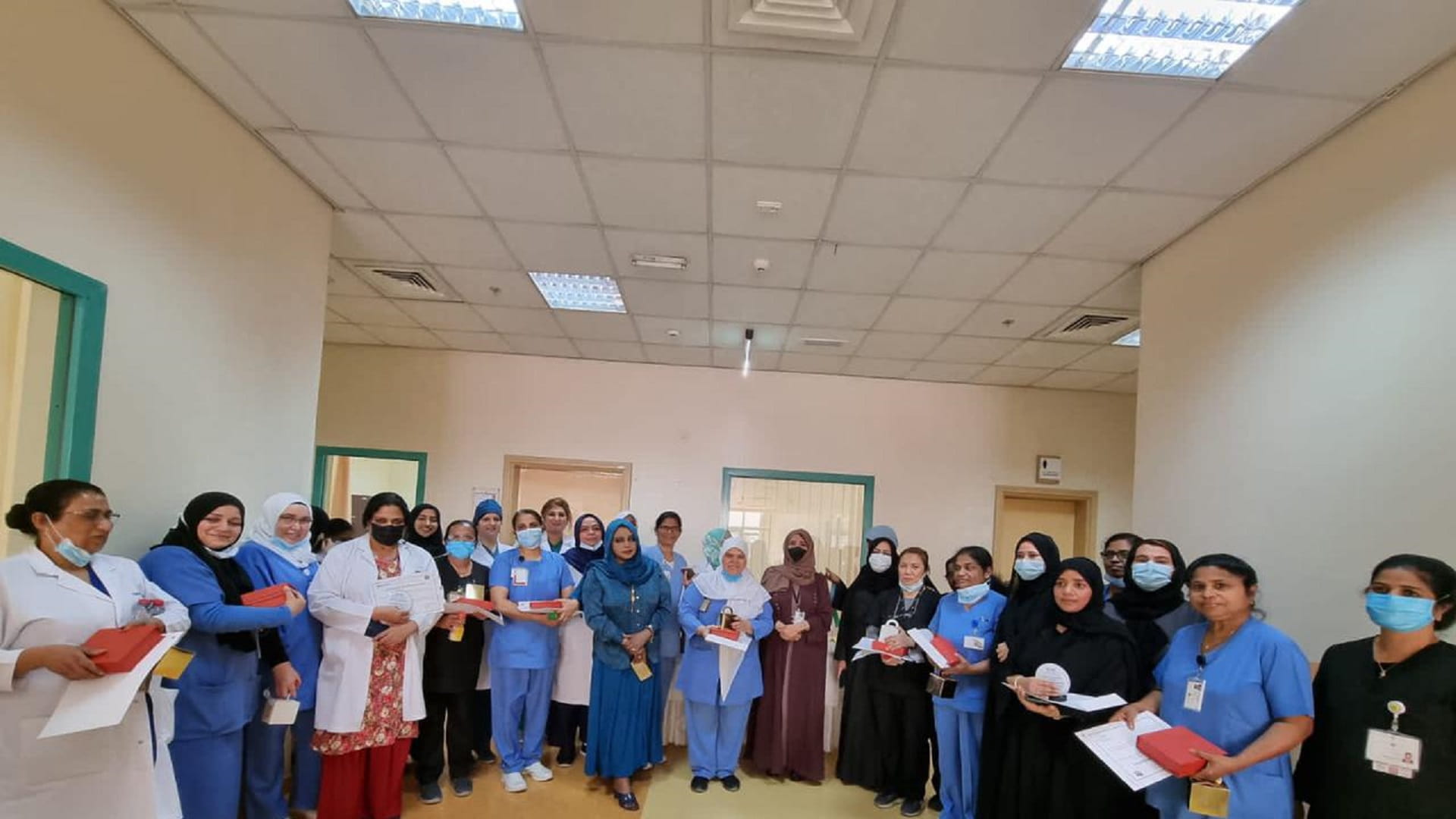 صورة بعنوان: مستشفى الكويت بالشارقة يحتفى بموظفاته تكريماً لخدماتهن الجليلة 