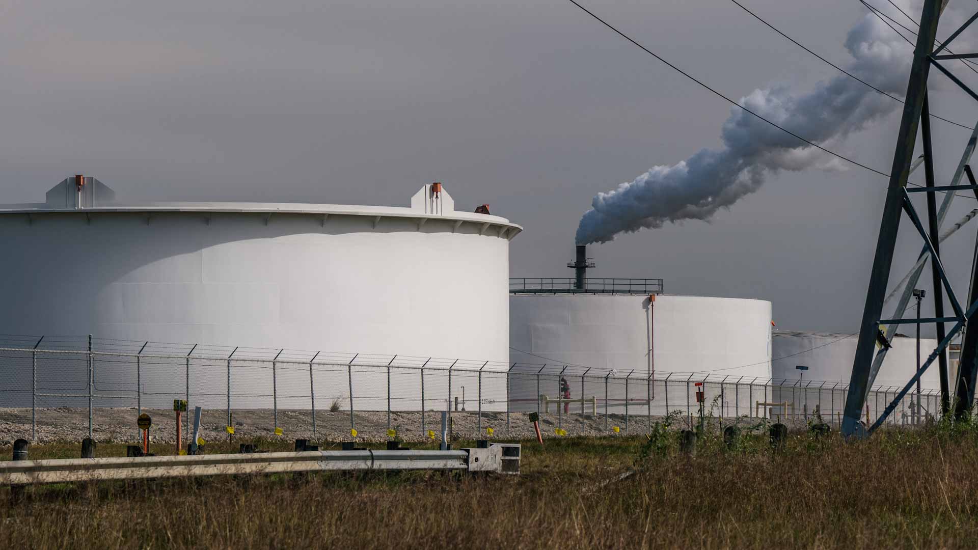 Image for the title: Oil seesaws, Asia shares dip as Ukraine make little progress 