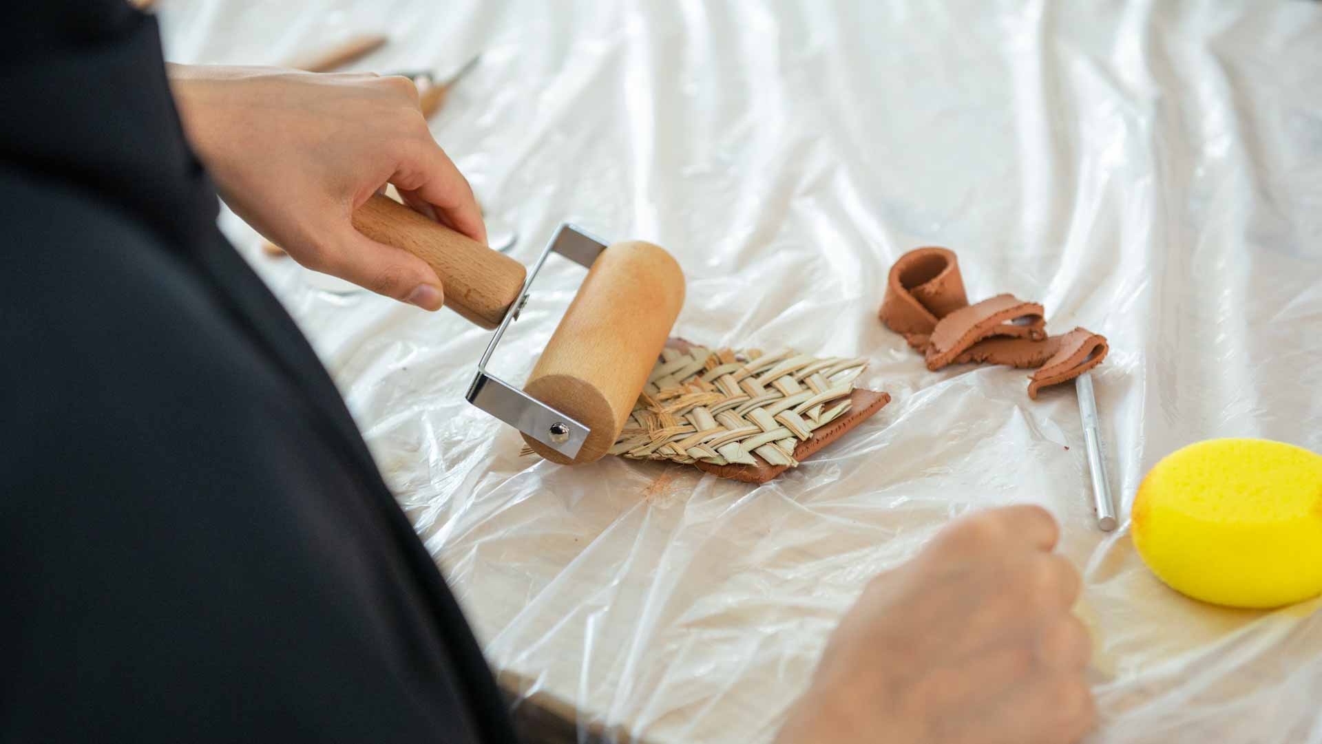 صورة بعنوان: إرثي" يدعو عشاق الحرف اليدوية للمشاركة بورشتي "التلي" و"السفيفة"  