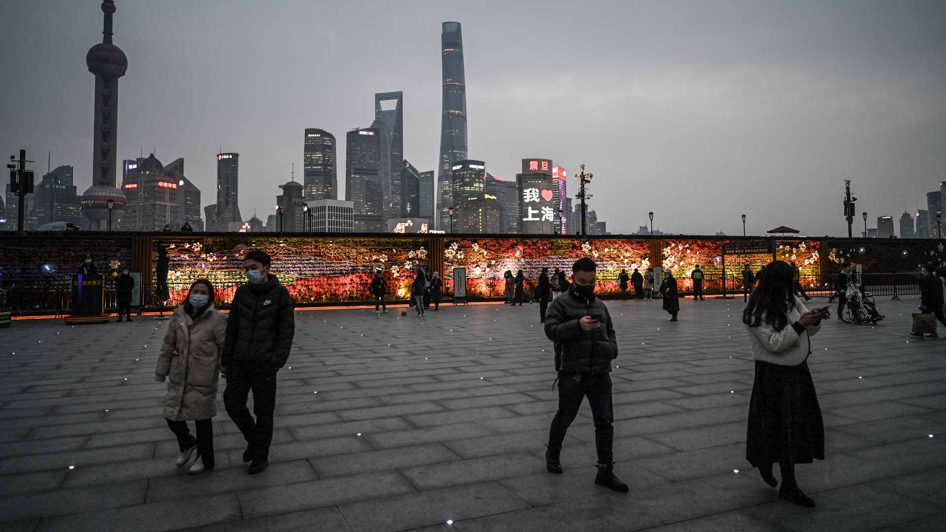 Image for the title: Shanghai residents bristle as authorities turn COVID screws 