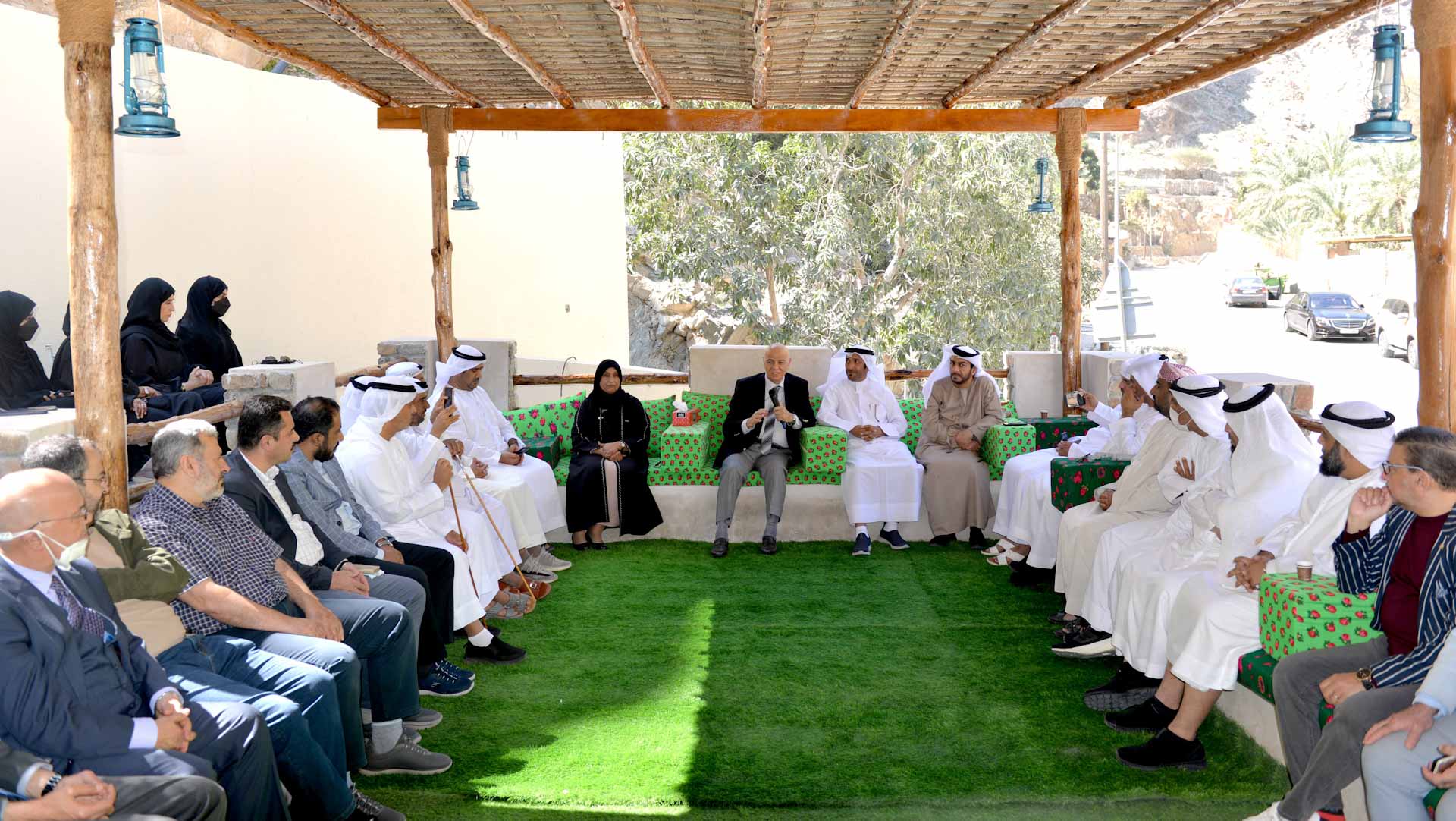 صورة بعنوان: مدير جامعة الشارقة يلتقي الهيئة التدريسية والإدارية بفرع خورفكان 