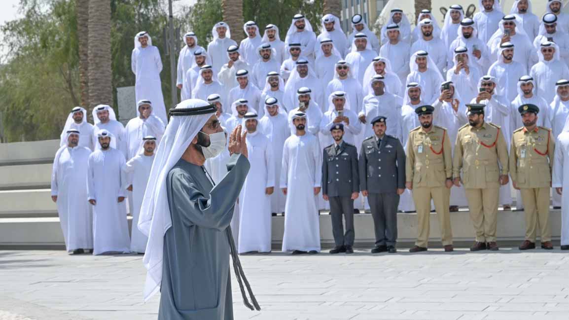 صورة بعنوان: محمد بن راشد يشهد تكريم 250 منتسباً لبرنامج قيادات حكومة الإمارات 