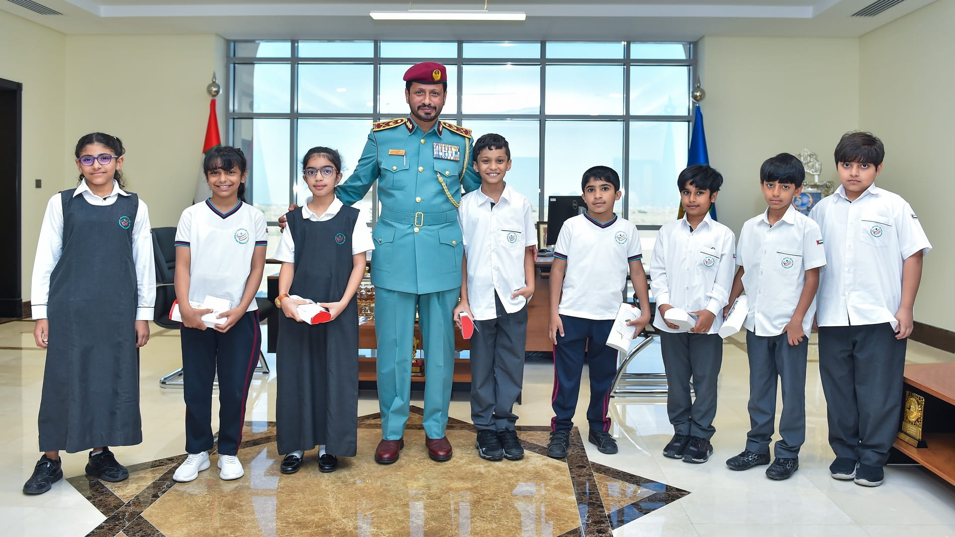 صورة بعنوان: قائد عام شرطة الشارقة يستقبل أطفال مدارس الإمارات الوطنية 