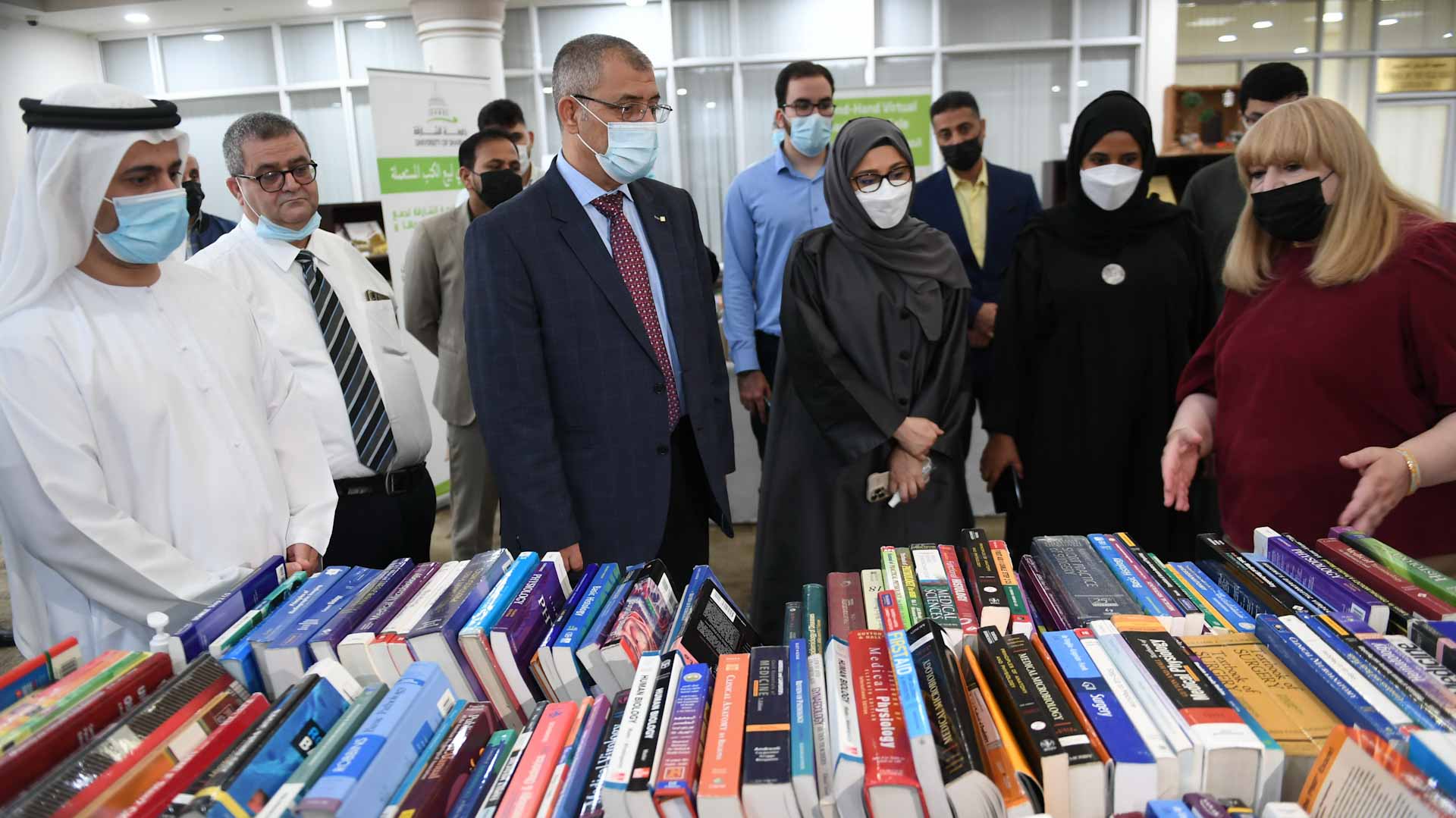 صورة بعنوان: مكتبات جامعة الشارقة تحتضن المعرض الخيري لبيع الكتب المستعملة 
