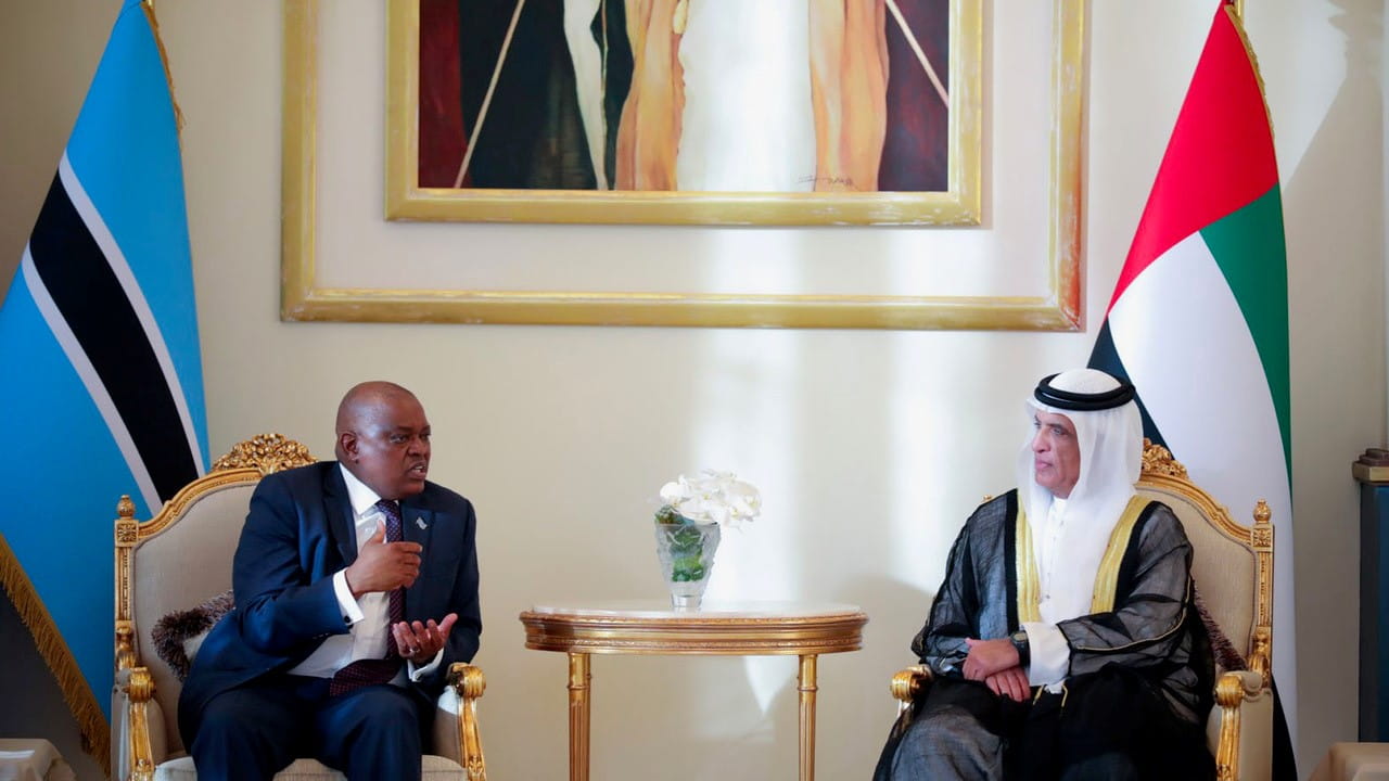 صورة بعنوان: حاكم رأس الخيمة ورئيس بوتسوانا يبحثان سبل تعزيز التعاون 