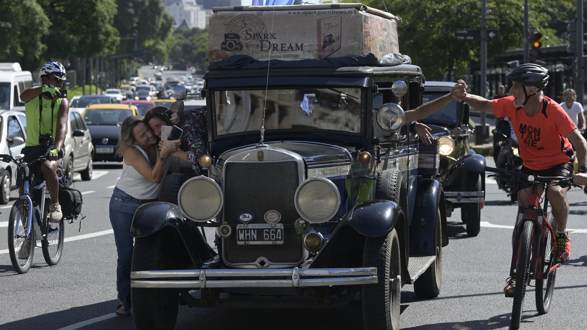 صورة بعنوان: عائلة أرجنتينية تختتم رحلة حول العالم بالسيارة استمرت 22 عاماً  