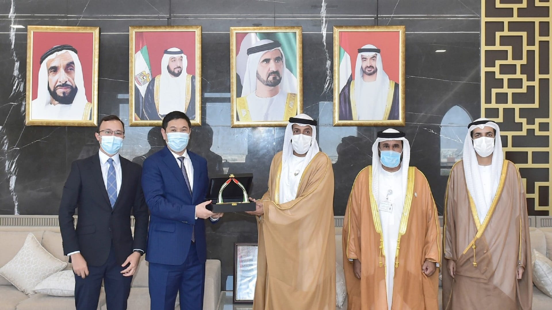 صورة بعنوان: سفير كازاخستان يطلع على خدمات وإنجازات "الشؤون الإسلامية" 