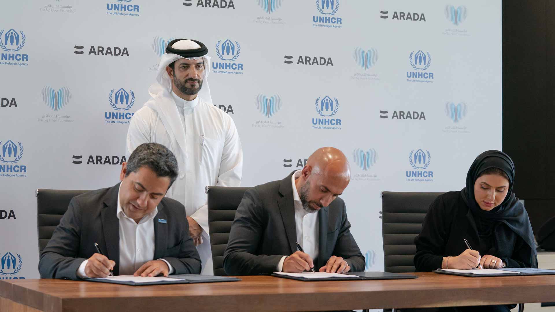 صورة بعنوان: سلطان بن أحمد يشهد توقيع اتفاقية تستهدف بناء مساكن للاجئين  