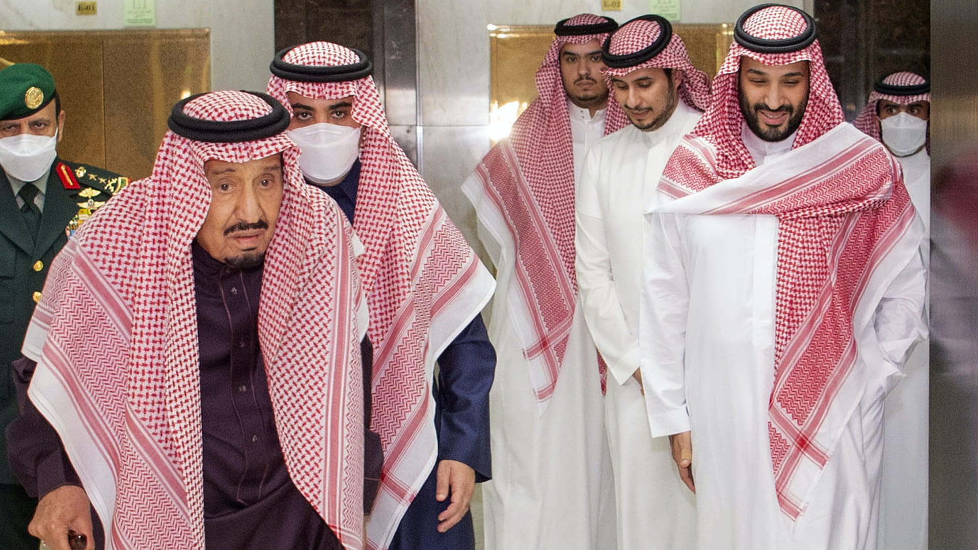 صورة بعنوان: خادم الحرمين الشريفين يغادر مستشفى بالرياض بعد فحوصات طبية ناجحة 