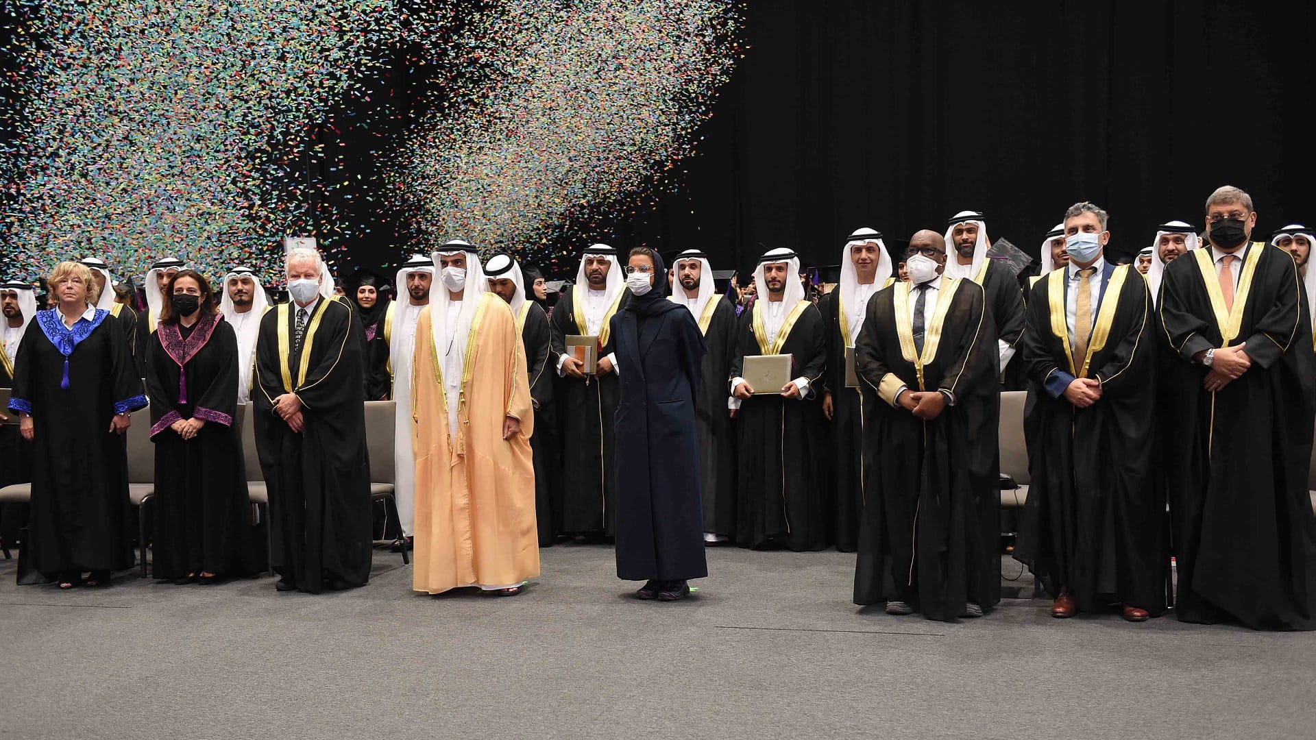 صورة بعنوان: حامد بن زايد يشهد حفل جامعة زايد بتخريج دفعة "صنّاع المستقبل" 