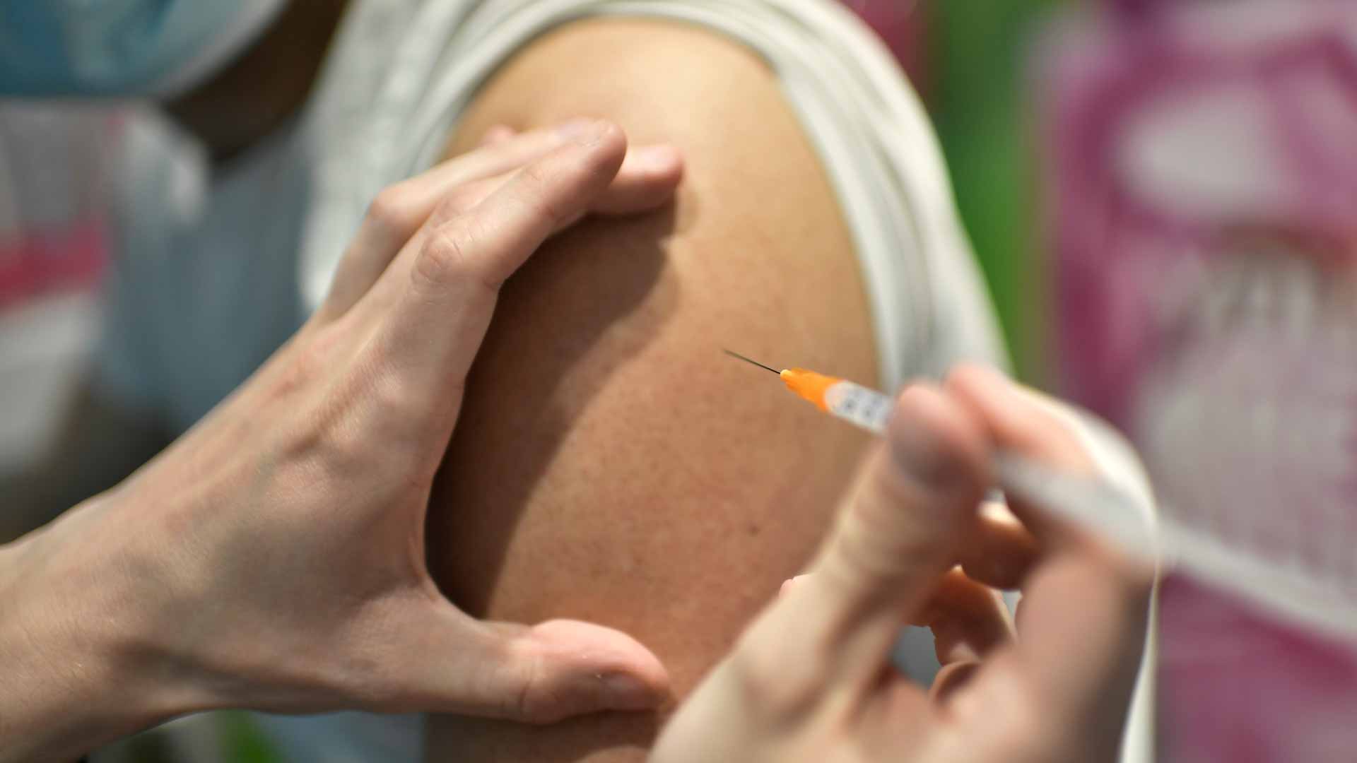 Image for the title: 4th Covid shot provides little benefit against Omicron: study 