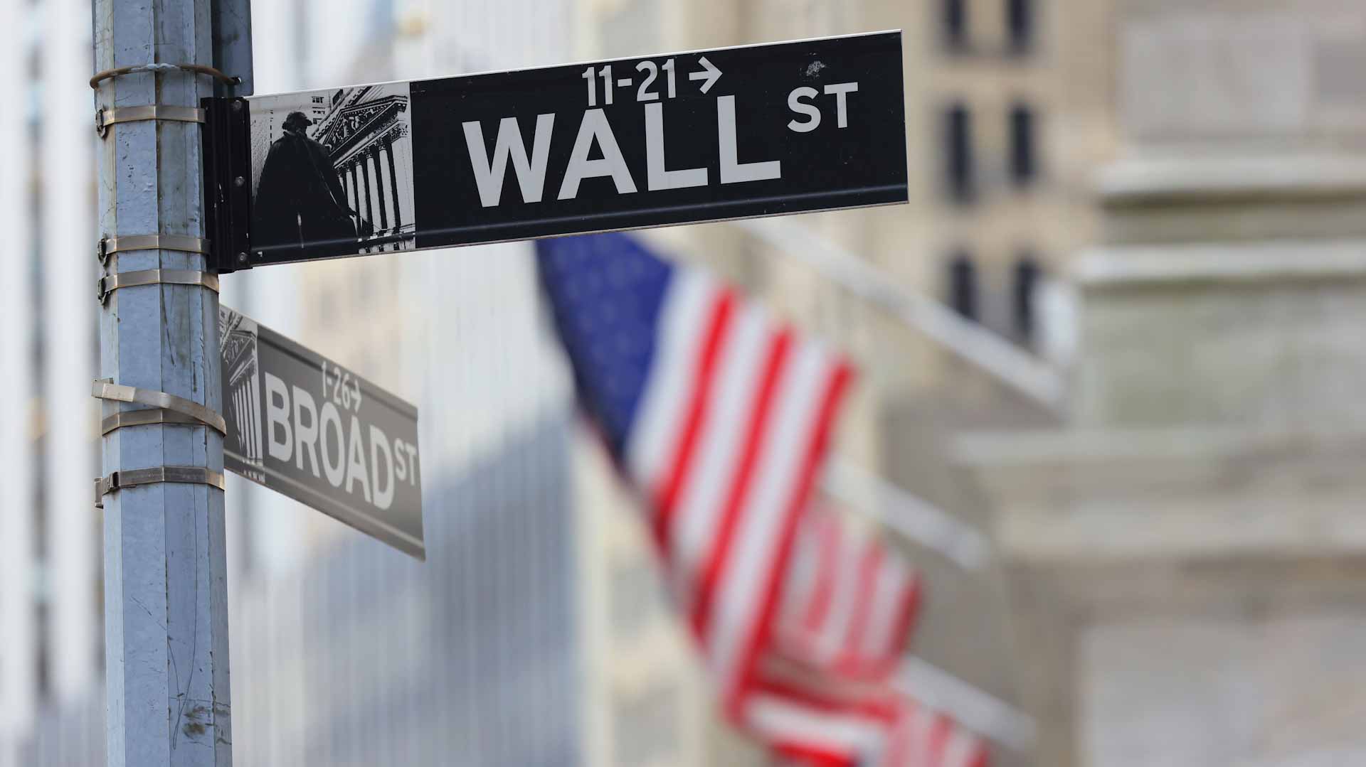 Image for the title: US stocks end higher as Fed lifts interest rate, Dow +1.6% 