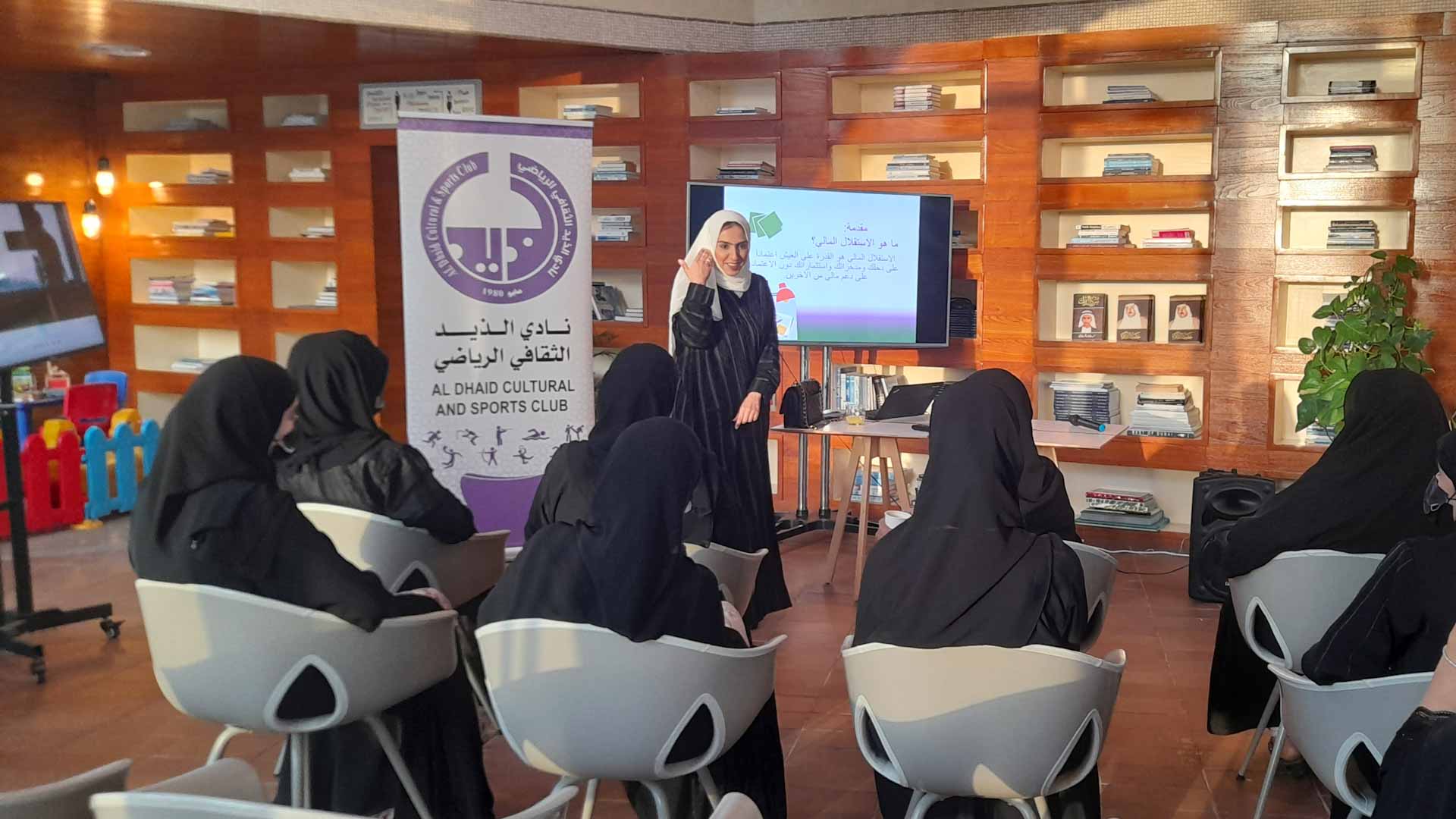 صورة بعنوان: نادي الذيد يواصل برامجه المجتمعية بمحاضرة "الابتكار في الإنفاق" 