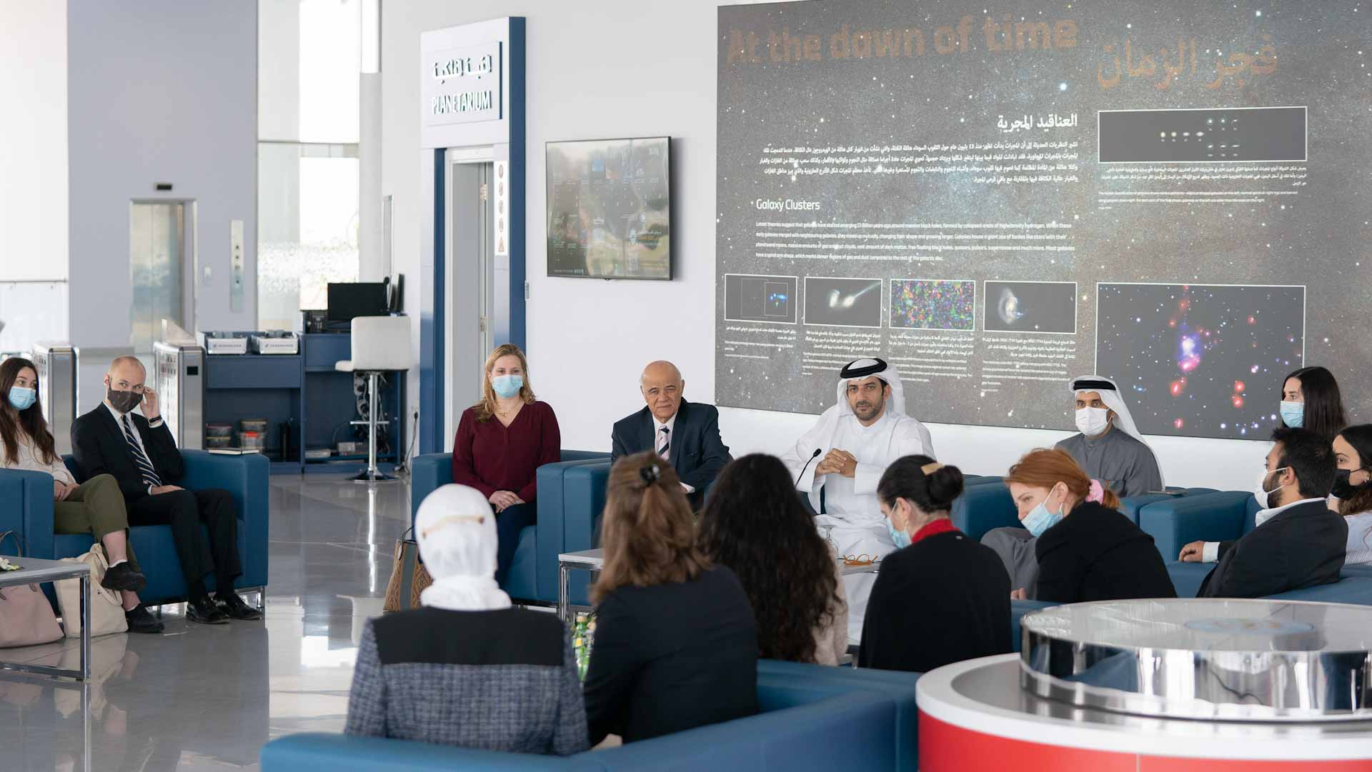 صورة بعنوان: سلطان بن أحمد يلتقي وفداً من طلبة جامعة هارفارد الأميركية 