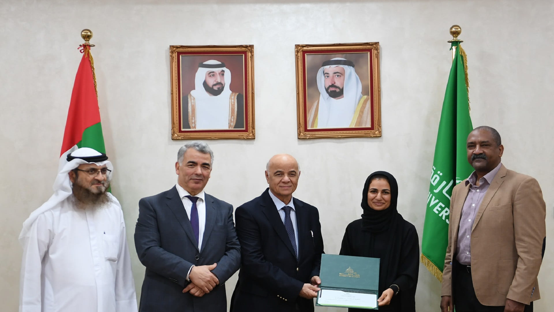 صورة بعنوان: طالبة بجامعة الشارقة تصمم خلية شمسية مصنعة من مادة البيروفسـكايت 