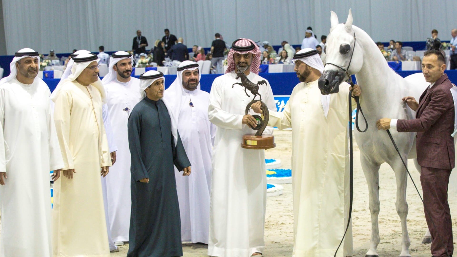 صورة بعنوان: عمار النعيمي يُتوّج الفائزين بدولية دبي للجواد العربي 