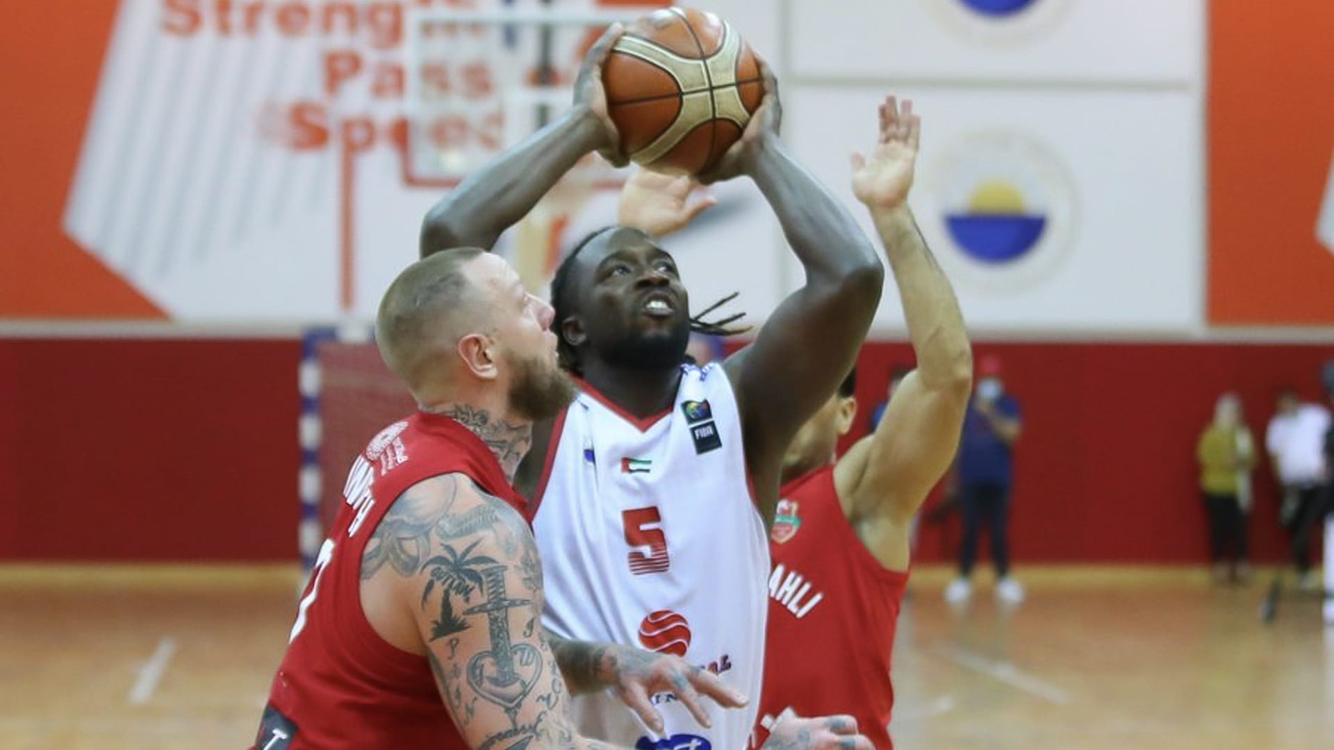 صورة بعنوان: الشارقة يحيل لقـب دوري السلة لمباراة فاصلة ويهزم شباب الأهلي  