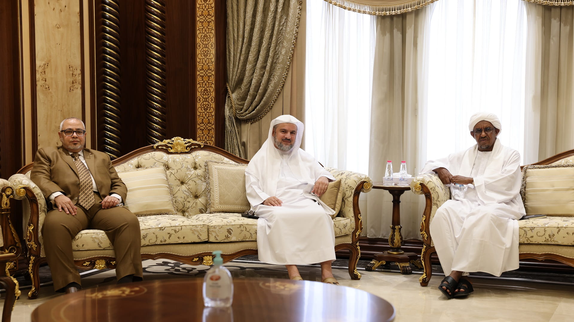 صورة بعنوان: مجمع القرآن الكريم يستقبل عمادة كلية القرآن بالجامعة القاسمية 