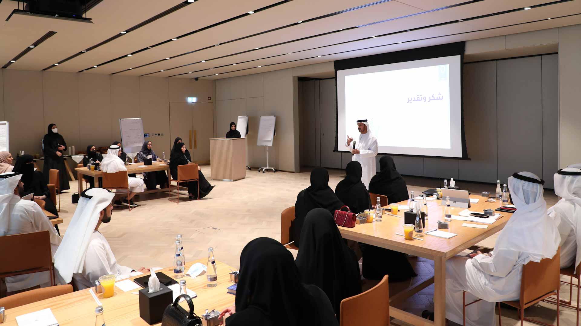 صورة بعنوان: "عصف ذهني" يناقش 5 محاور لتطوير "تقييم الأداء" بموارد الشارقة 