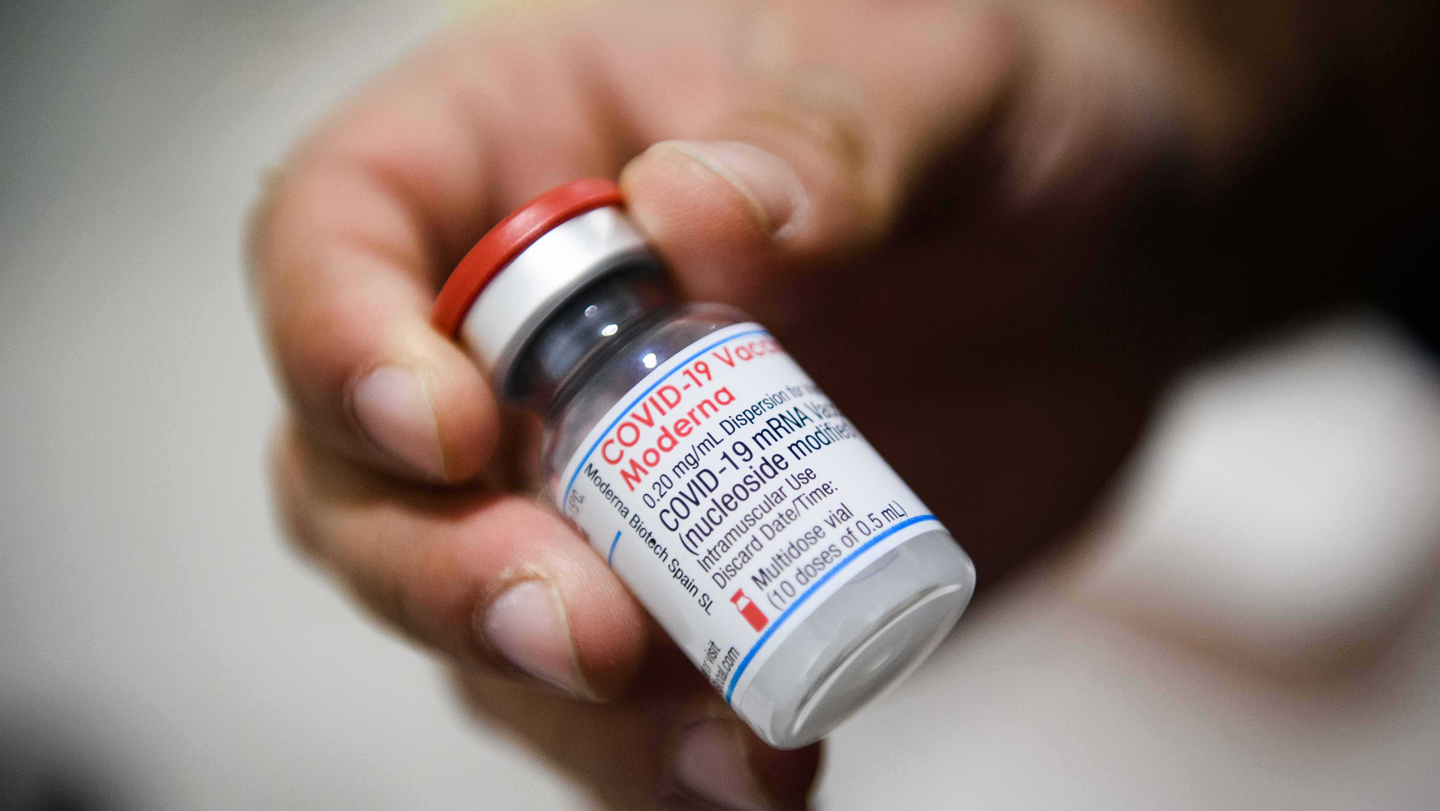 Image for the title: Moderna to supply 7 mln doses of booster vaccine to Switzerland 