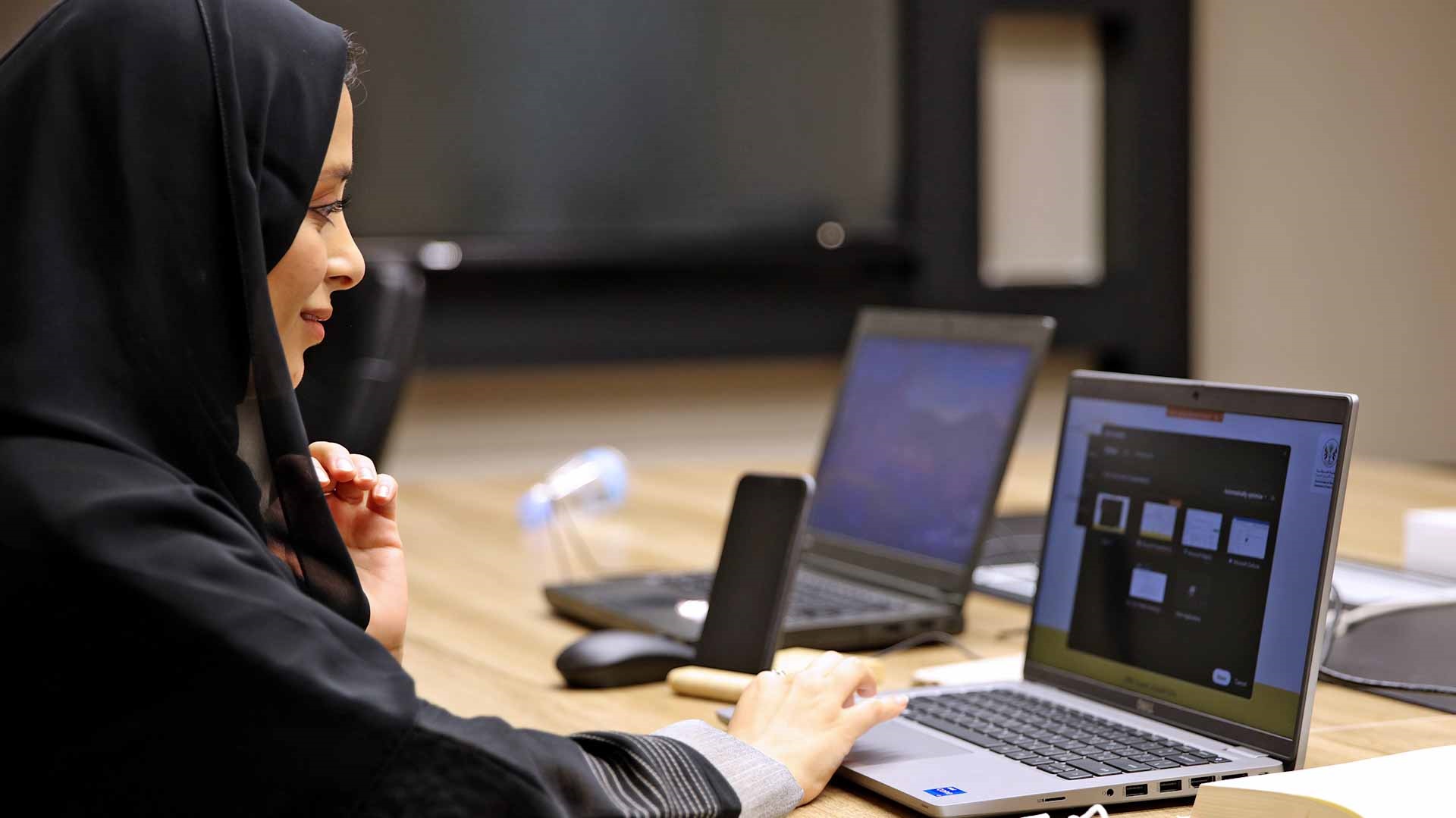 صورة بعنوان: "أشغال الشارقة" تحتفل مع موظفيها باليوم العالمي للسعادة 