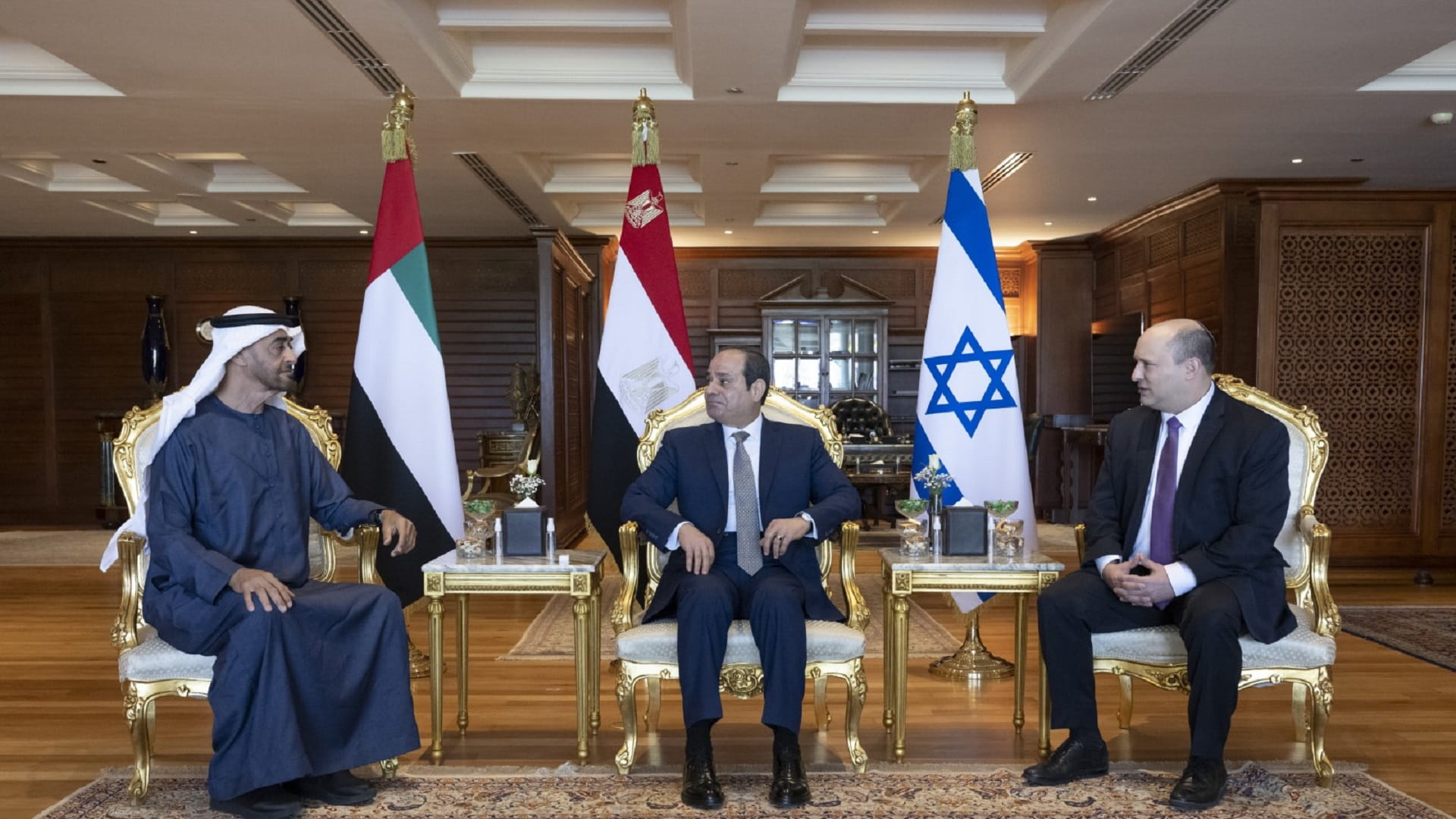 صورة بعنوان: محمد بن زايد يحضر اجتماعاً ثلاثياً جمع السيسي ونفتالي بينيت 