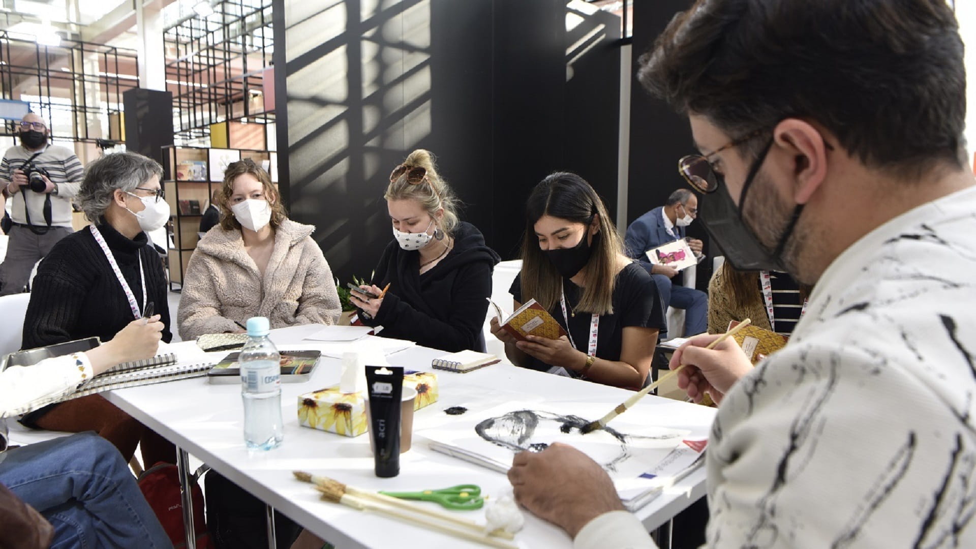 صورة بعنوان: فنانون إماراتيون يعرضون تجارب "رسم حر" بمعرض بولونيا لكتاب الطفل 