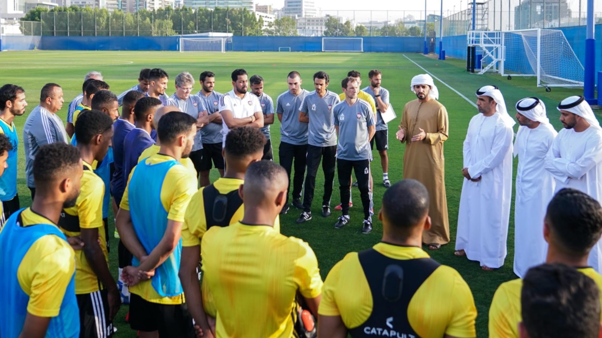 صورة بعنوان: راشد بن حميد يشهد تدريبات منتخب الإمارات قبل السفر إلى الرياض 