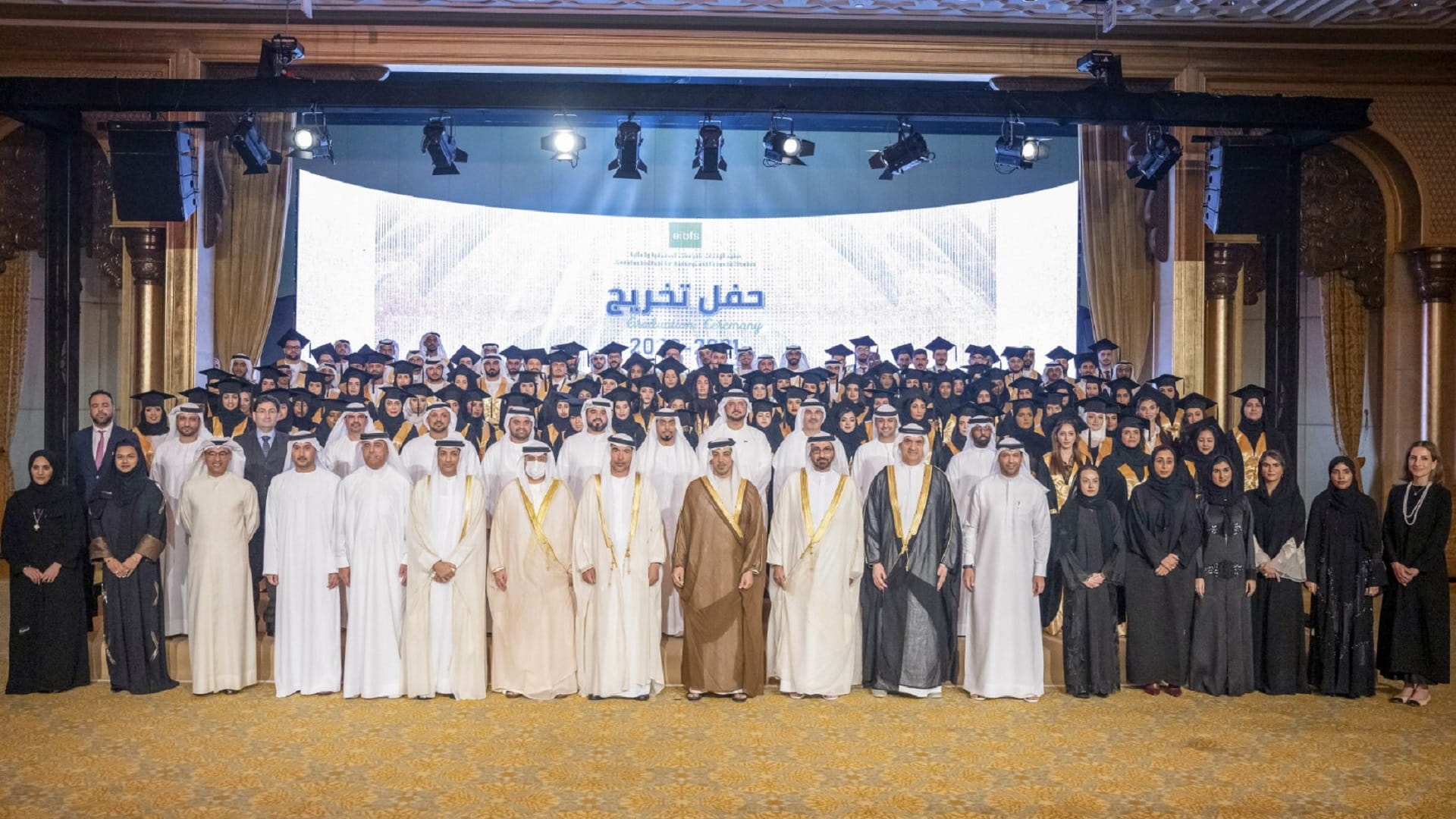 صورة بعنوان: منصور بن زايد يشهد حفل تخريج معهد الإمارات للدراسات المصرفية 