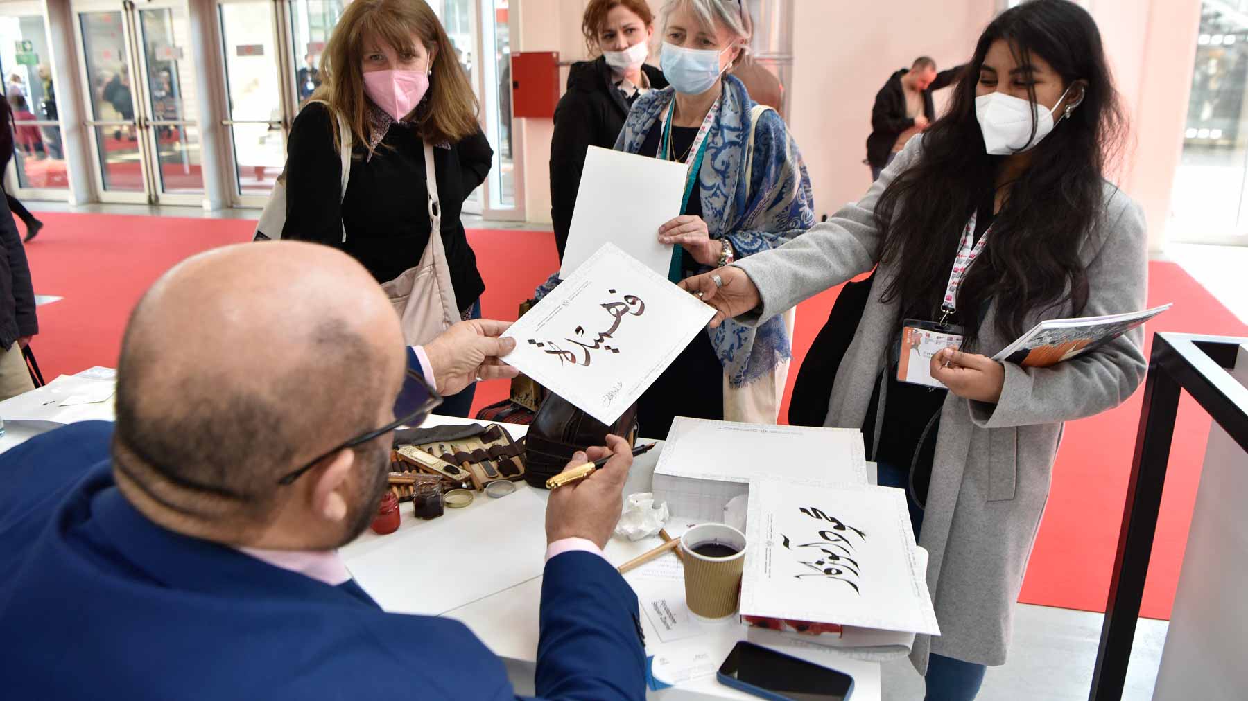 صورة بعنوان: جماليات الخط العربي تبهر جمهور "بولونيا لكتاب الطفل"  