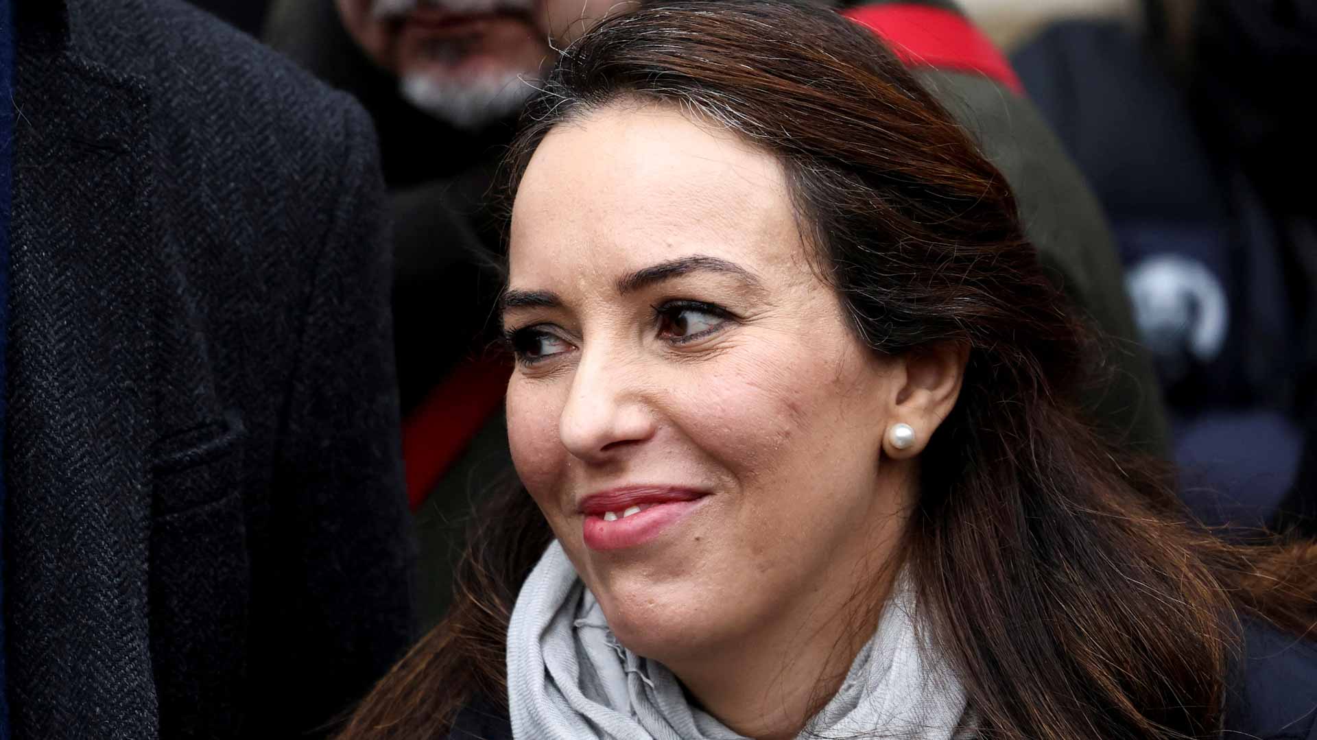 صورة بعنوان: بين قضبان وقيود...قصة حب أسانج وستيلا تُتوج بزواج في زنزانة بلندن 