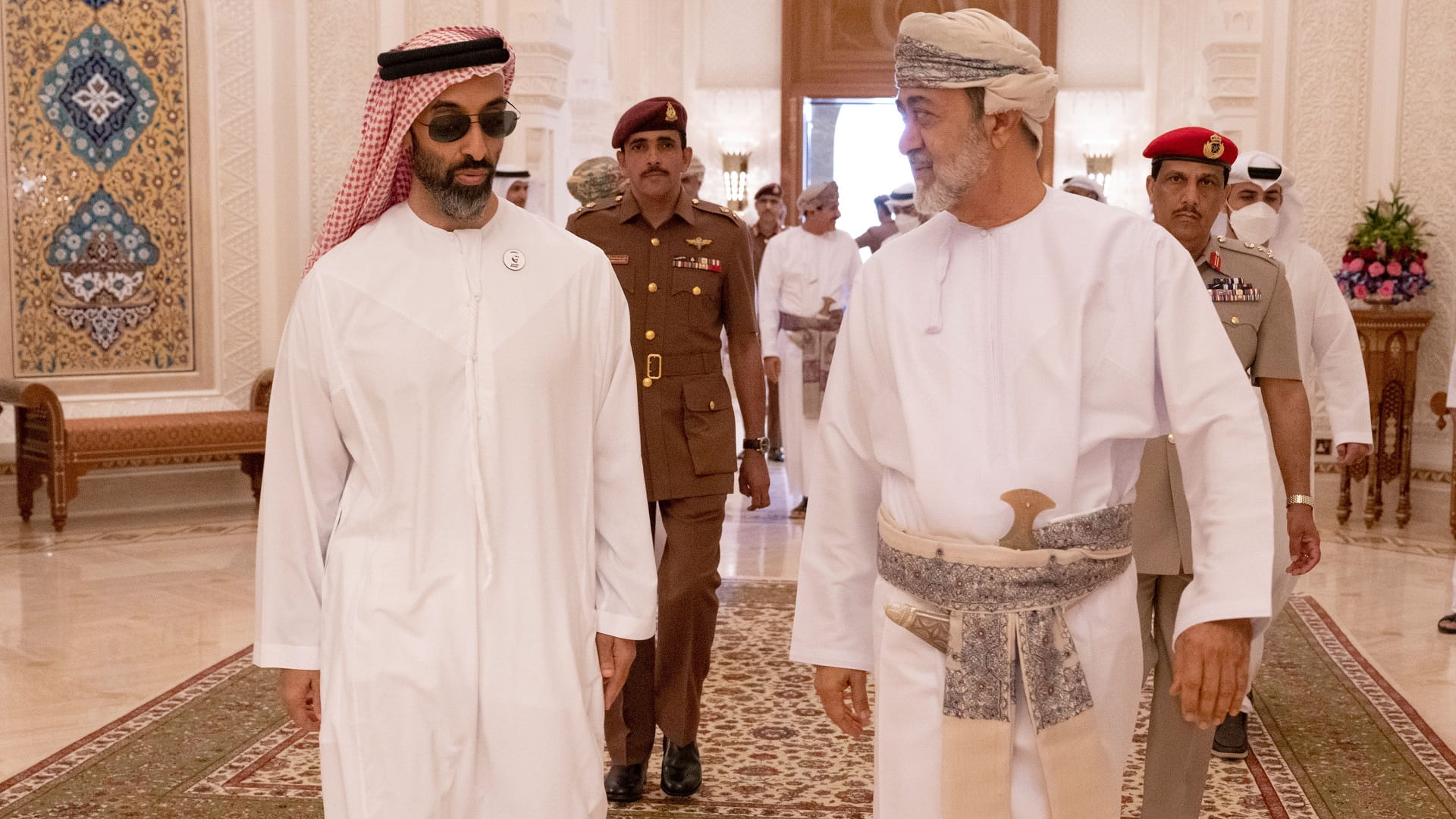 صورة بعنوان: سلطان عُمان وطحنون بن زايد يبحثان العلاقات الأخوية التاريخية 