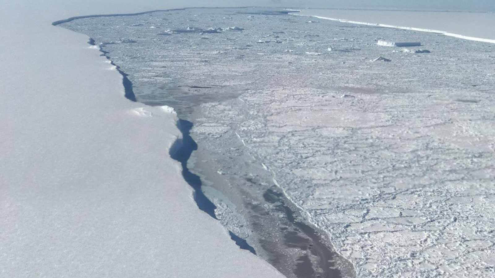 Image for the title: Thinning Antarctic ice shelf finally crumbles after heatwave 