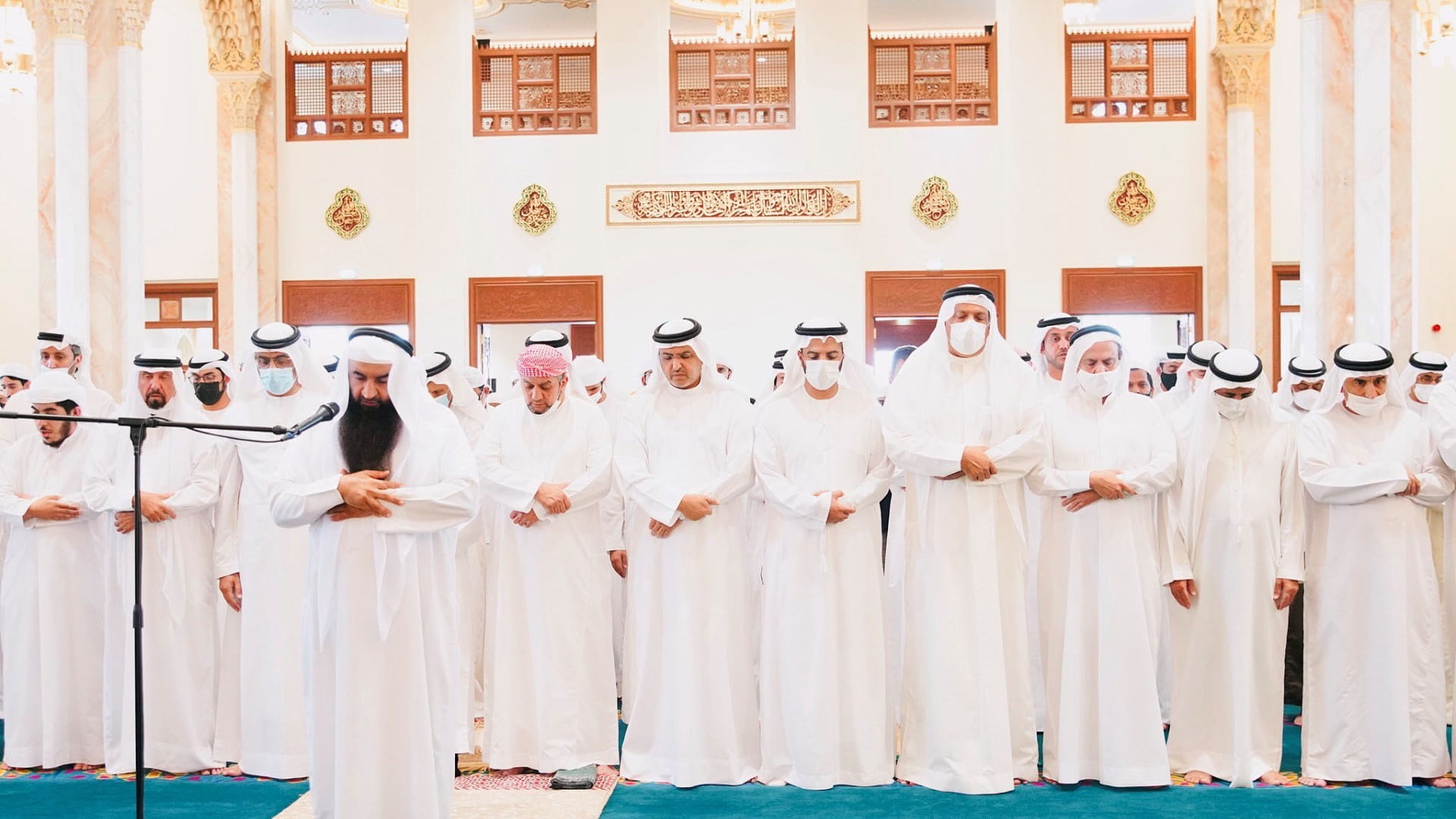 صورة بعنوان: ولي عهد رأس الخيمة يؤدي صلاة الجنازة على جثمان عذبة الغرير 