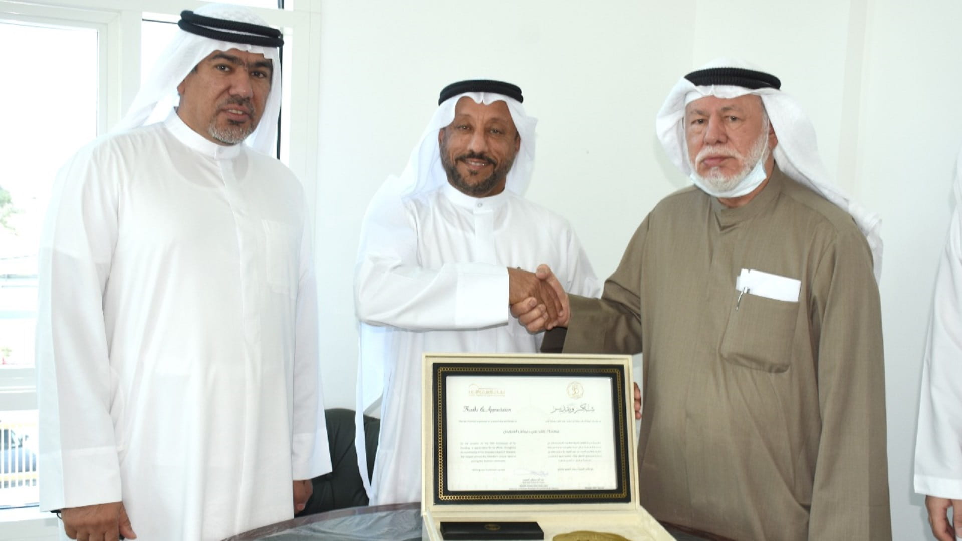 صورة بعنوان: غرفة الشارقة تكرّم عدداً من الأعضاء السابقين في مجالس الإدارة 