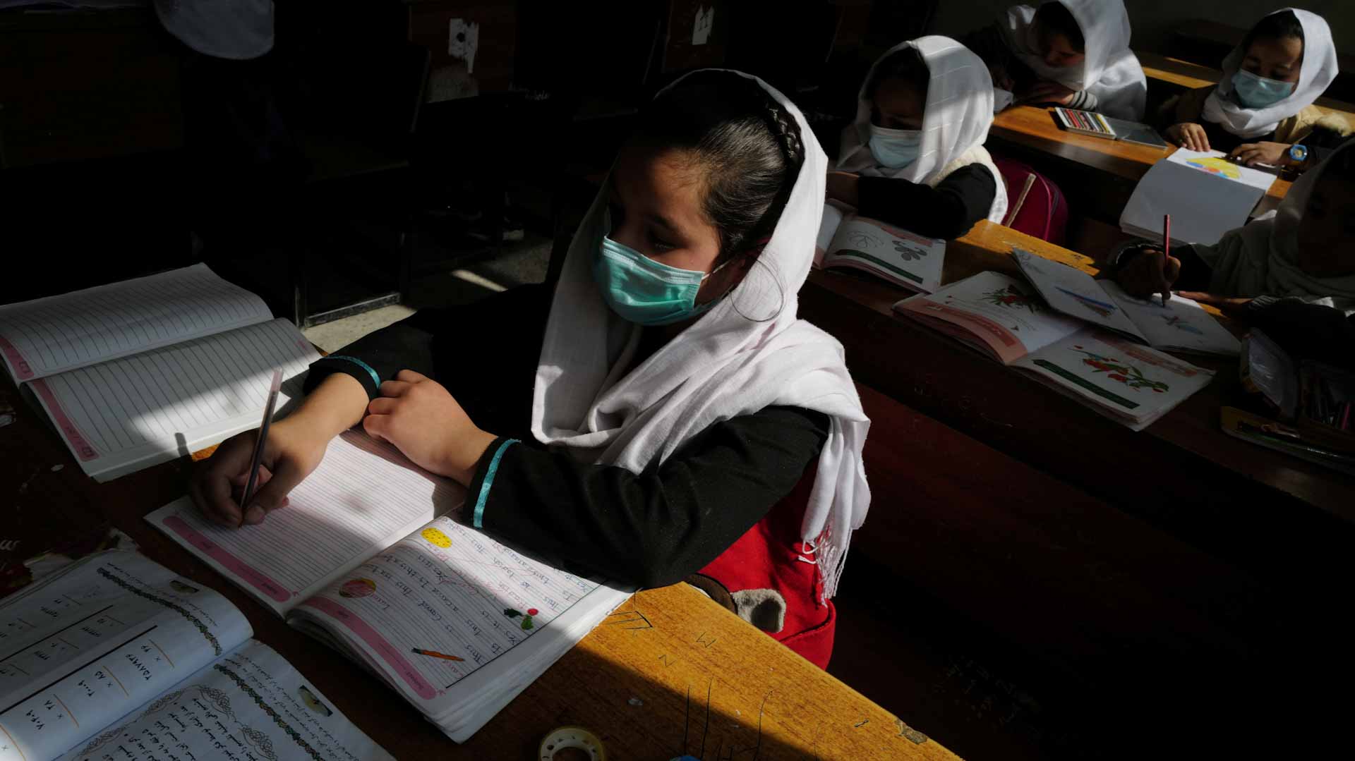 صورة بعنوان: مجلس الأمن الدولي يطلب من طالبان "فوراً" السماح للفتيات بالدراسة  