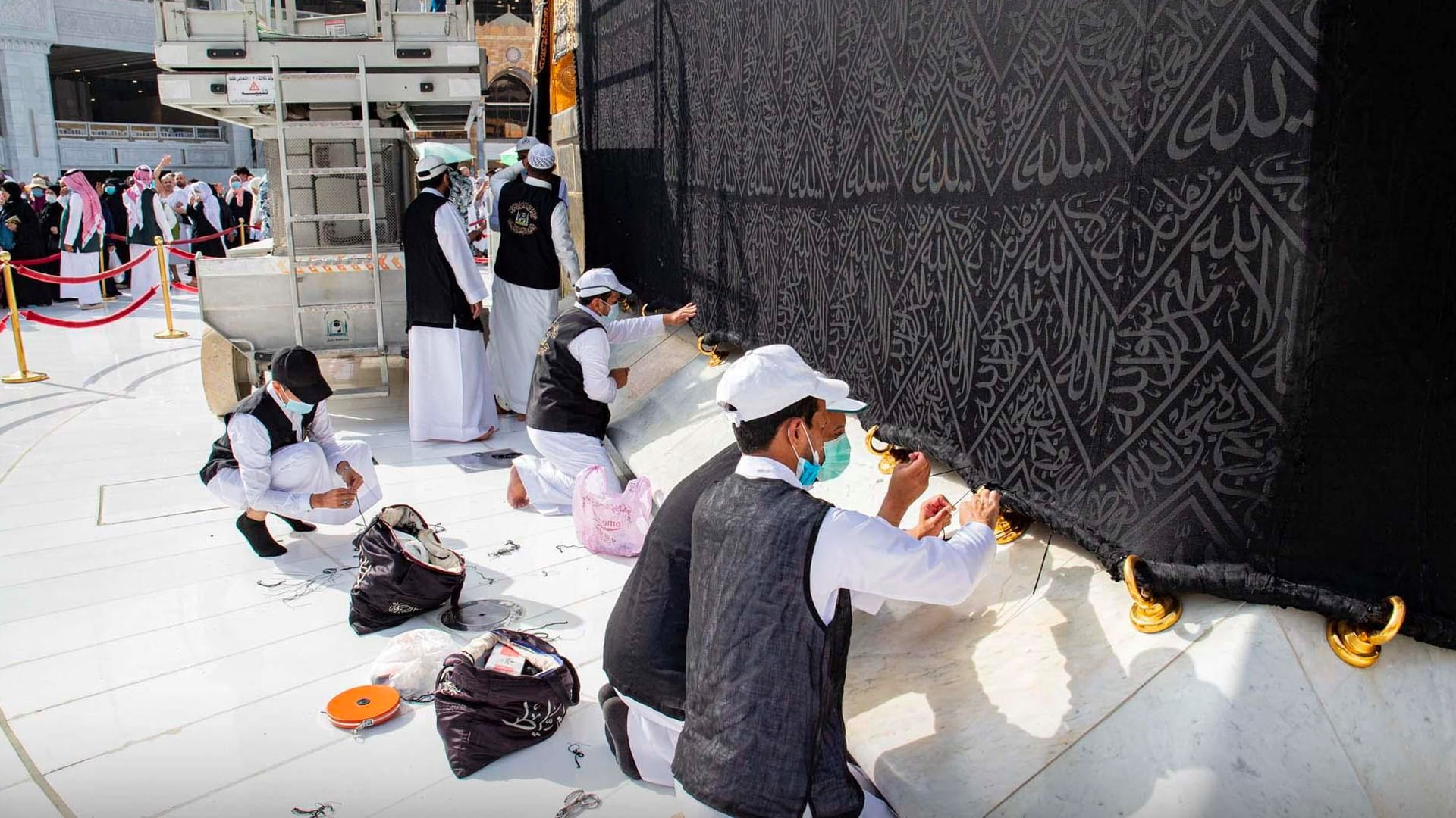 صورة بعنوان: "شؤون الحرمين" تنفذ الصيانة الدورية لثوب الكعبة المشرفة 