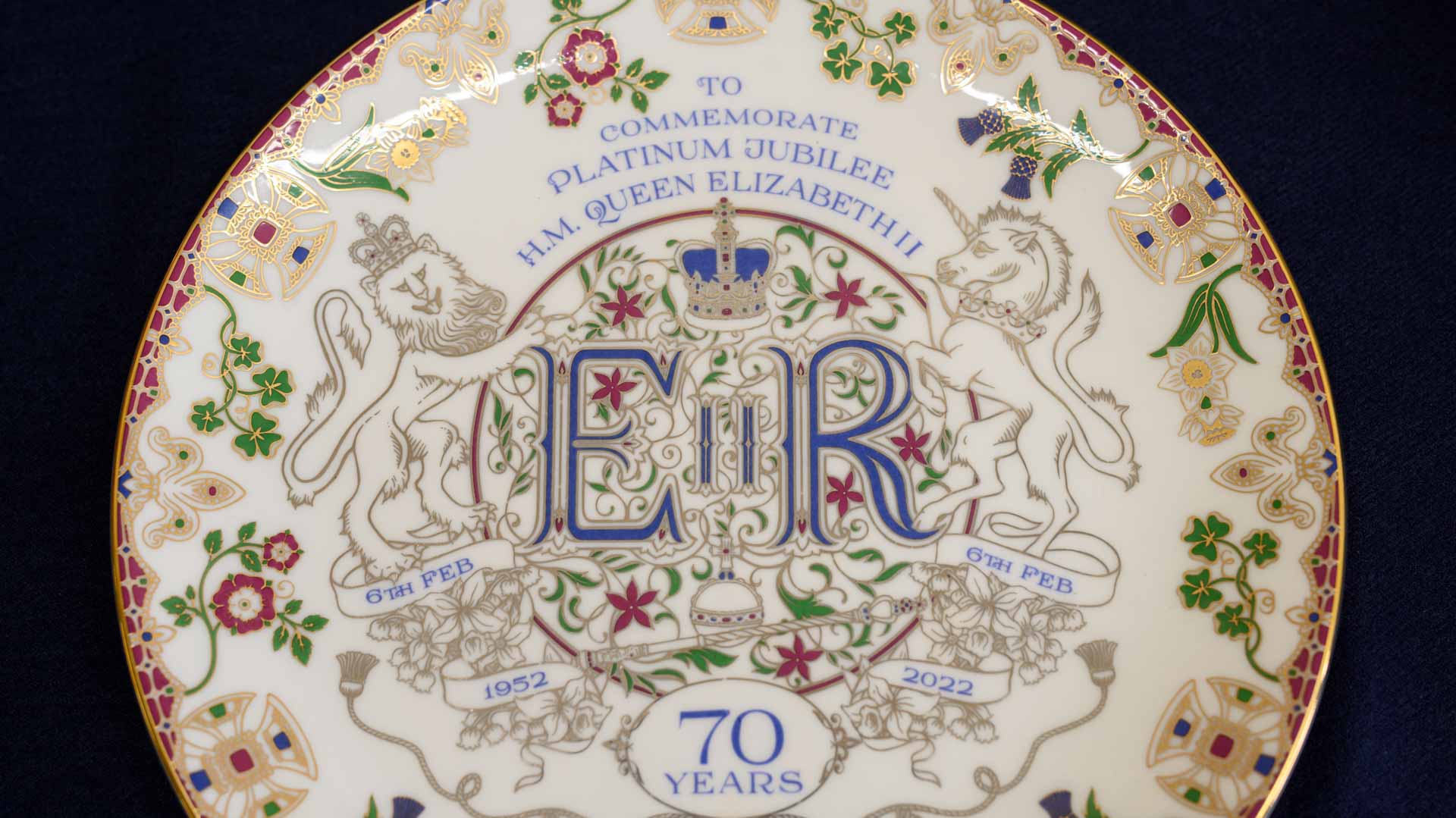 Image for the title: UK ceramist fired up for Elizabeth II's Platinum Jubilee 