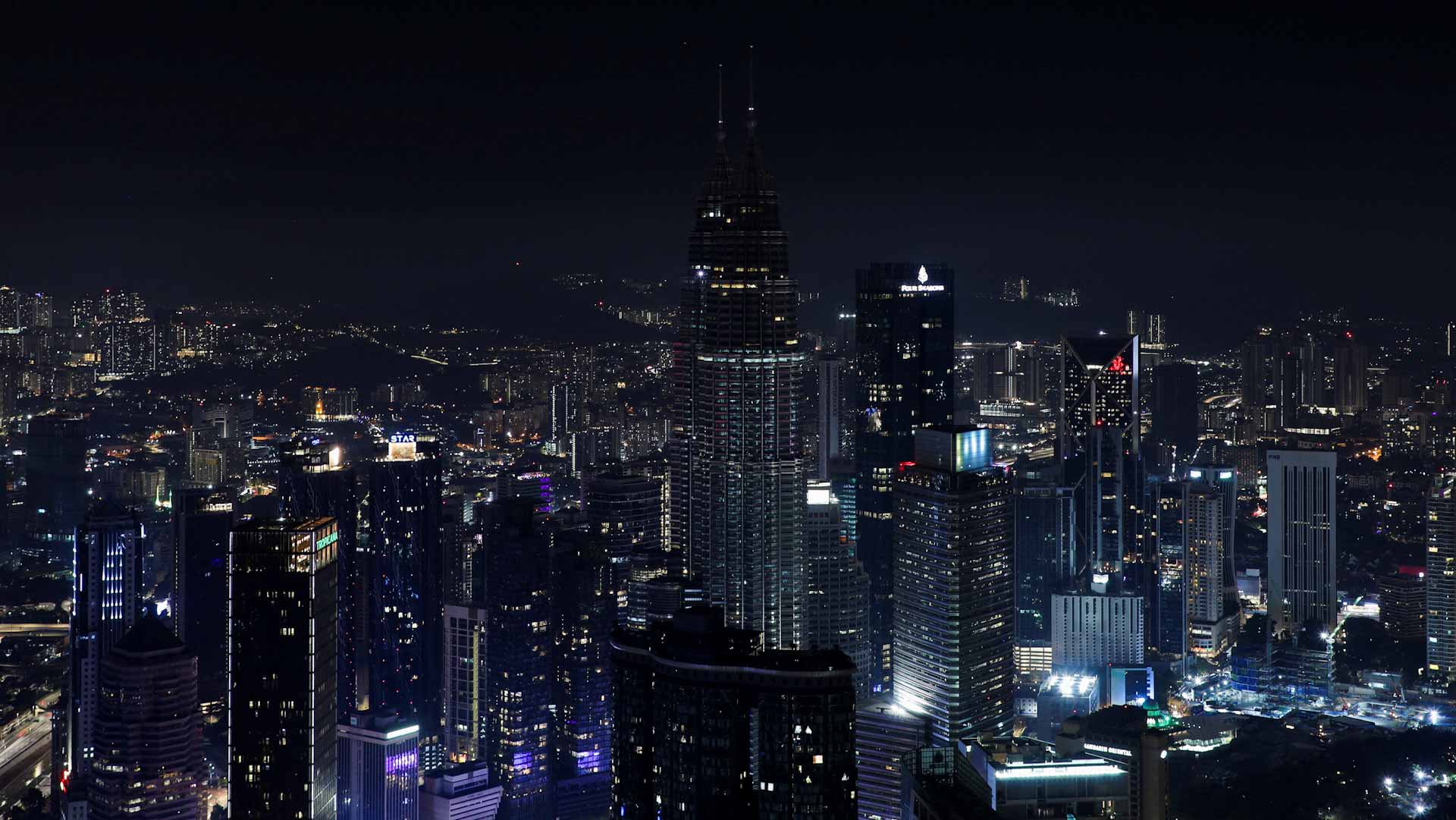 Image for the title: World monuments go dark for Earth Hour 