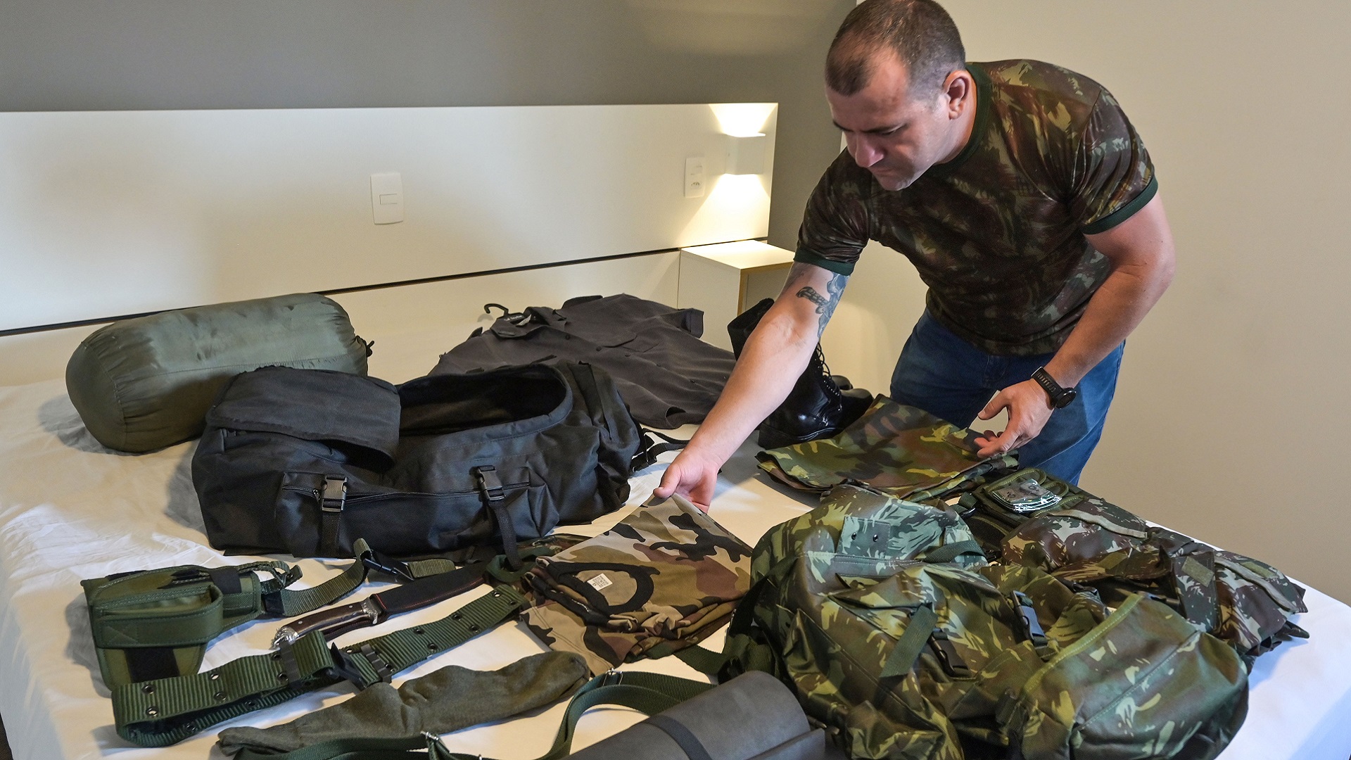 Image for the title: Brazilians join fight in far-away Ukraine 