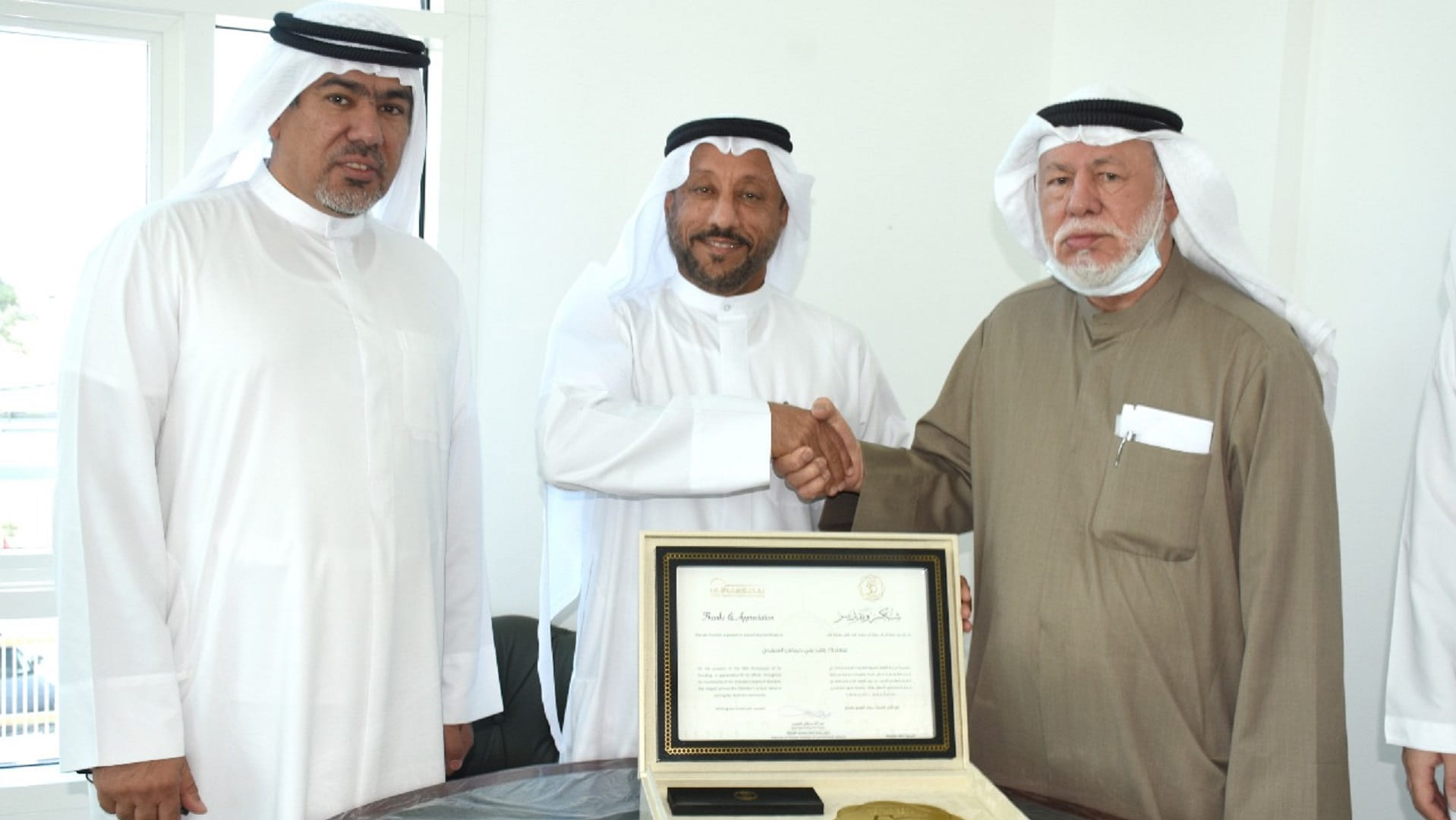 صورة بعنوان: "غرفة الشارقة" تكرم عدداً من أعضاء مجالس الإدارة السابقين 