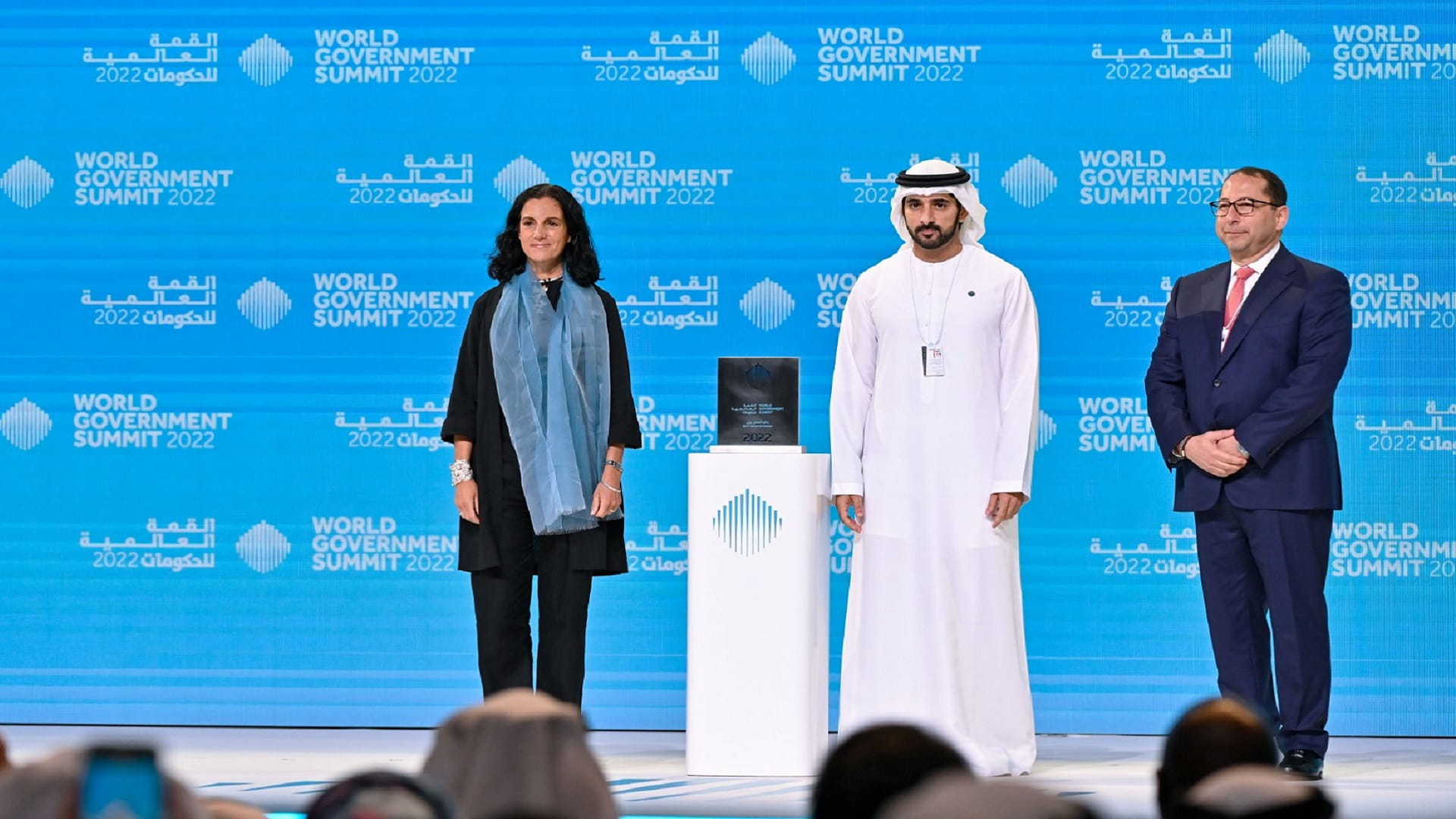 صورة بعنوان: حمدان بن محمد يكرم وزيرة الاقتصاد بأوروغواي كأفضل وزير في العالم 