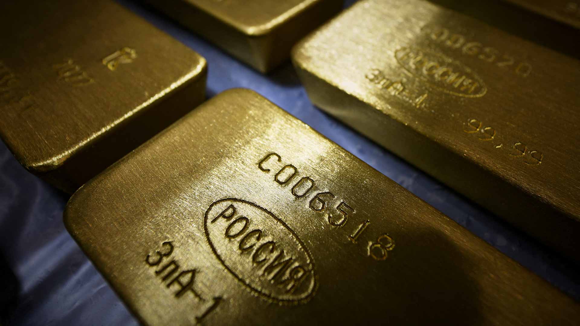 صورة بعنوان: الذهب يتجه لتسجيل مكاسب في 6 فصول رغم تراجعه 0.6% 