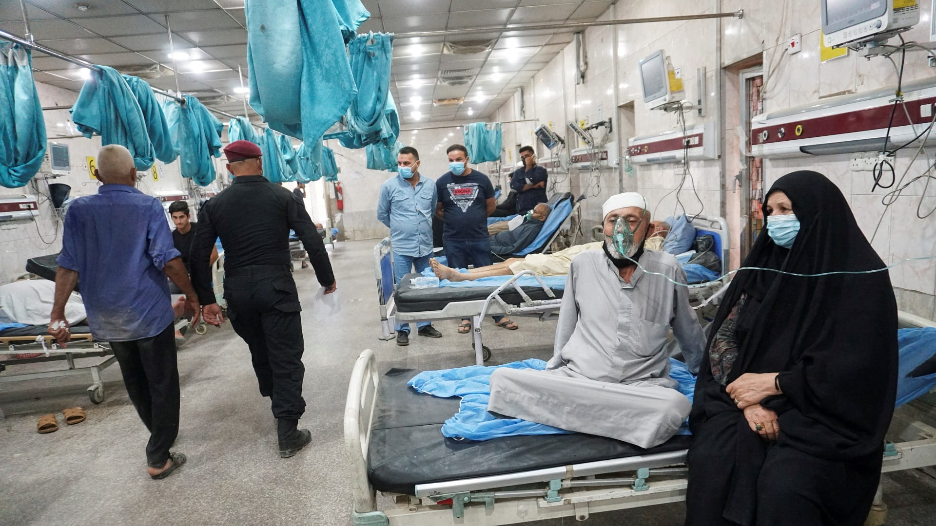 صورة بعنوان: العواصف الترابية الشديدة تسبب مشكلات بالتنفس للآلاف بالعراق 