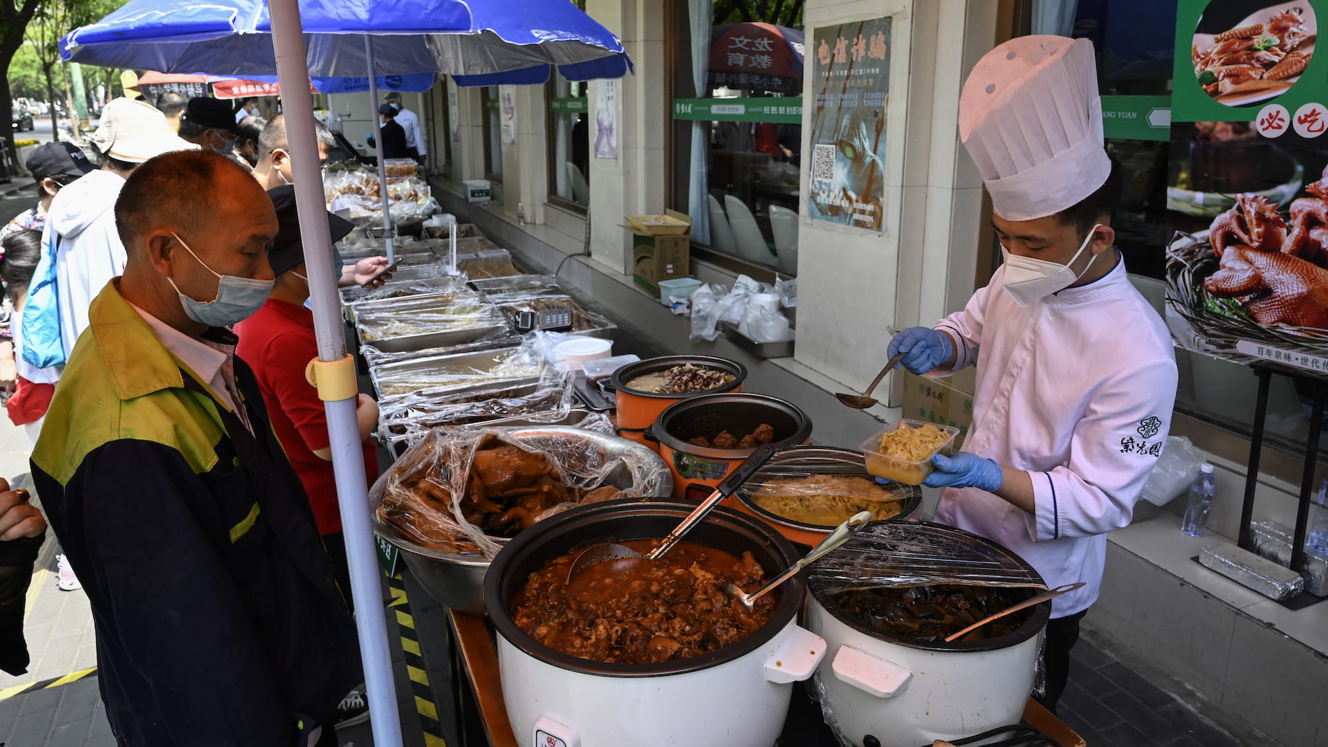 صورة بعنوان: بكين تعود إلى العمل متأهبة لمواجهة كوفيد-19 