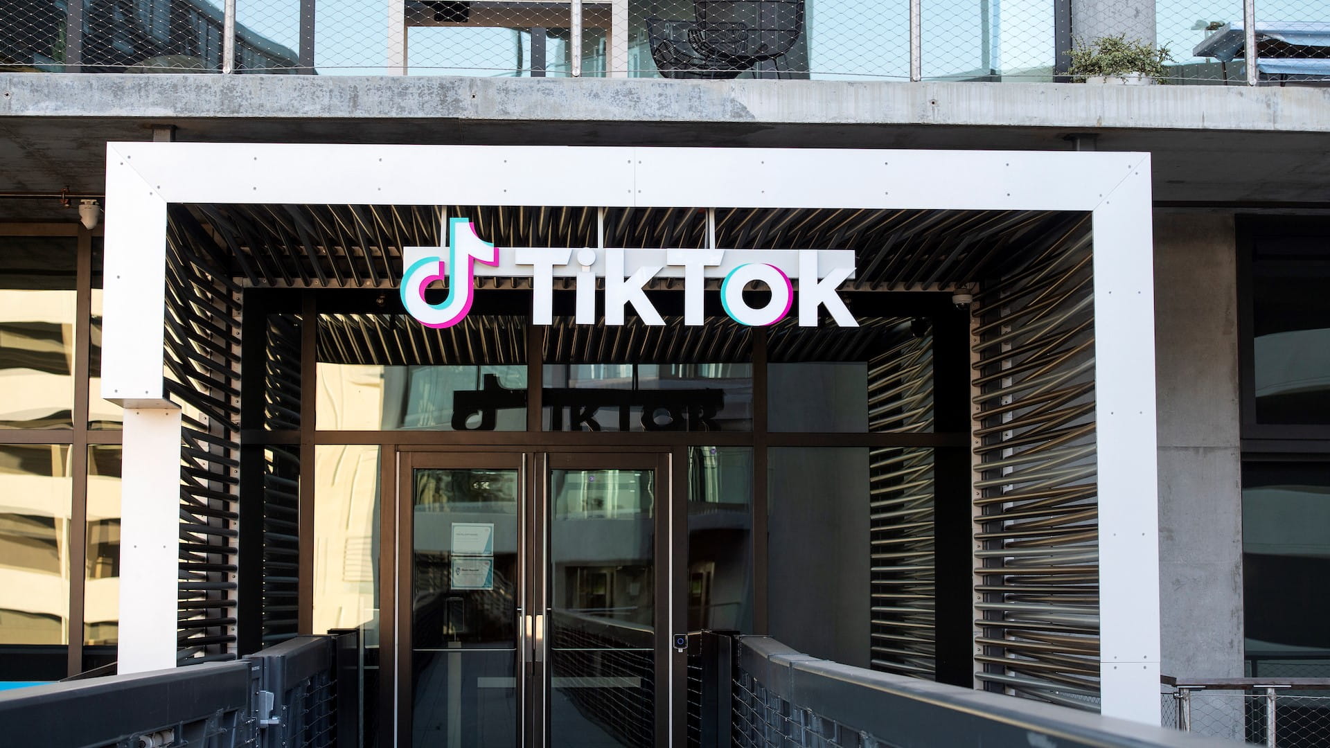 صورة بعنوان: منصة "تيك توك" تفرض قيوداً إضافية على مستخدميها من المراهقين 