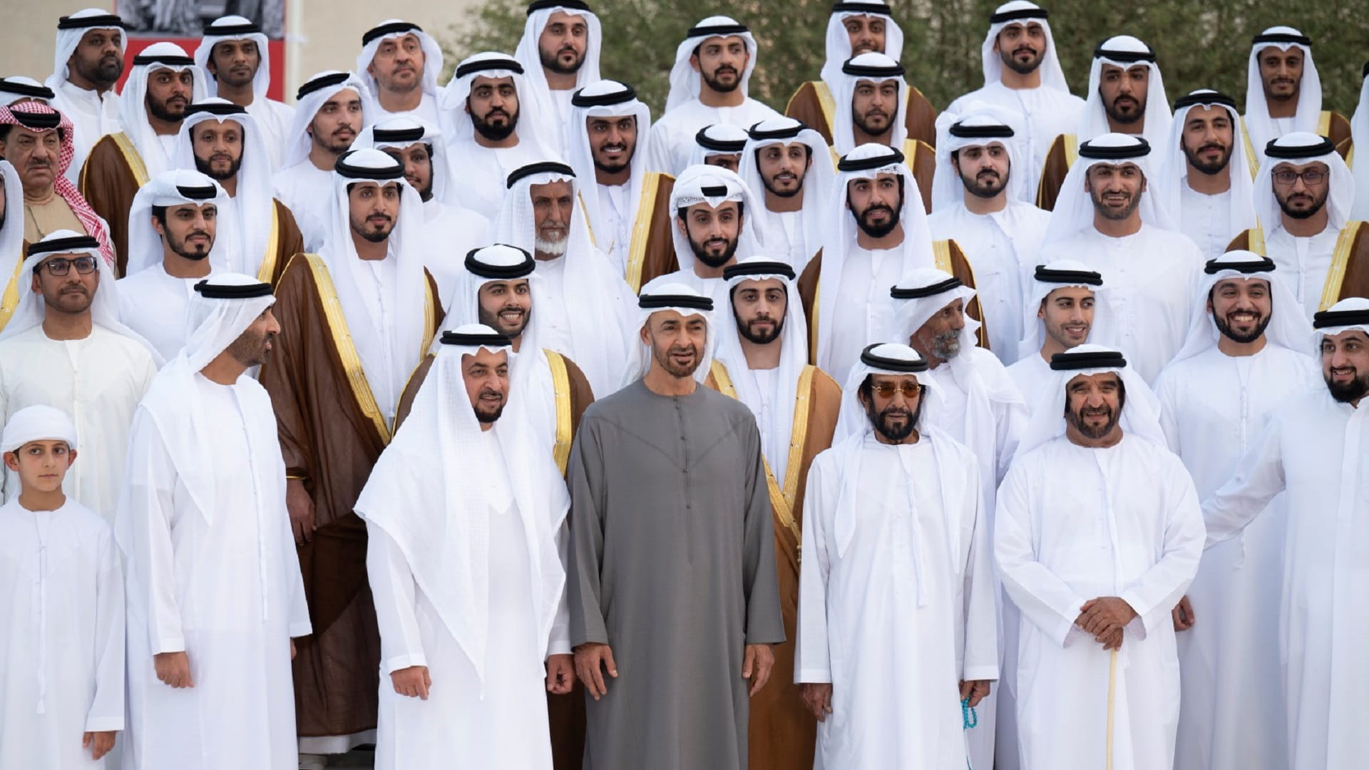صورة بعنوان: محمد بن زايد والشيوخ يشهدون "أفراح آل نهيان" 