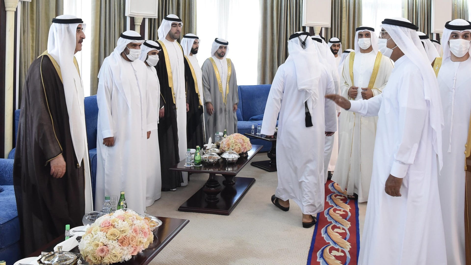 صورة بعنوان: حاكم أم القيوين يستقبل المهنئين بعيد الفطر من الشيوخ والمواطنين 