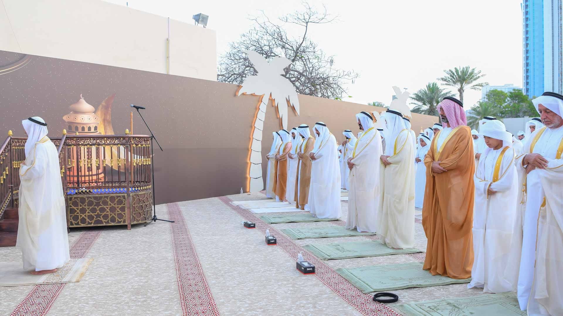 صورة بعنوان: ولي عهد عجمان يؤدي صلاة عيد الفطر في ساحة قصر الزاهر 