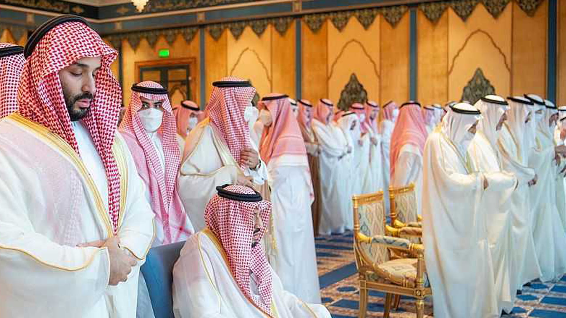 صورة بعنوان: خادم الحرمين الشريفين يؤدي صلاة عيد الفطر المبارك في المسجد الحرام 